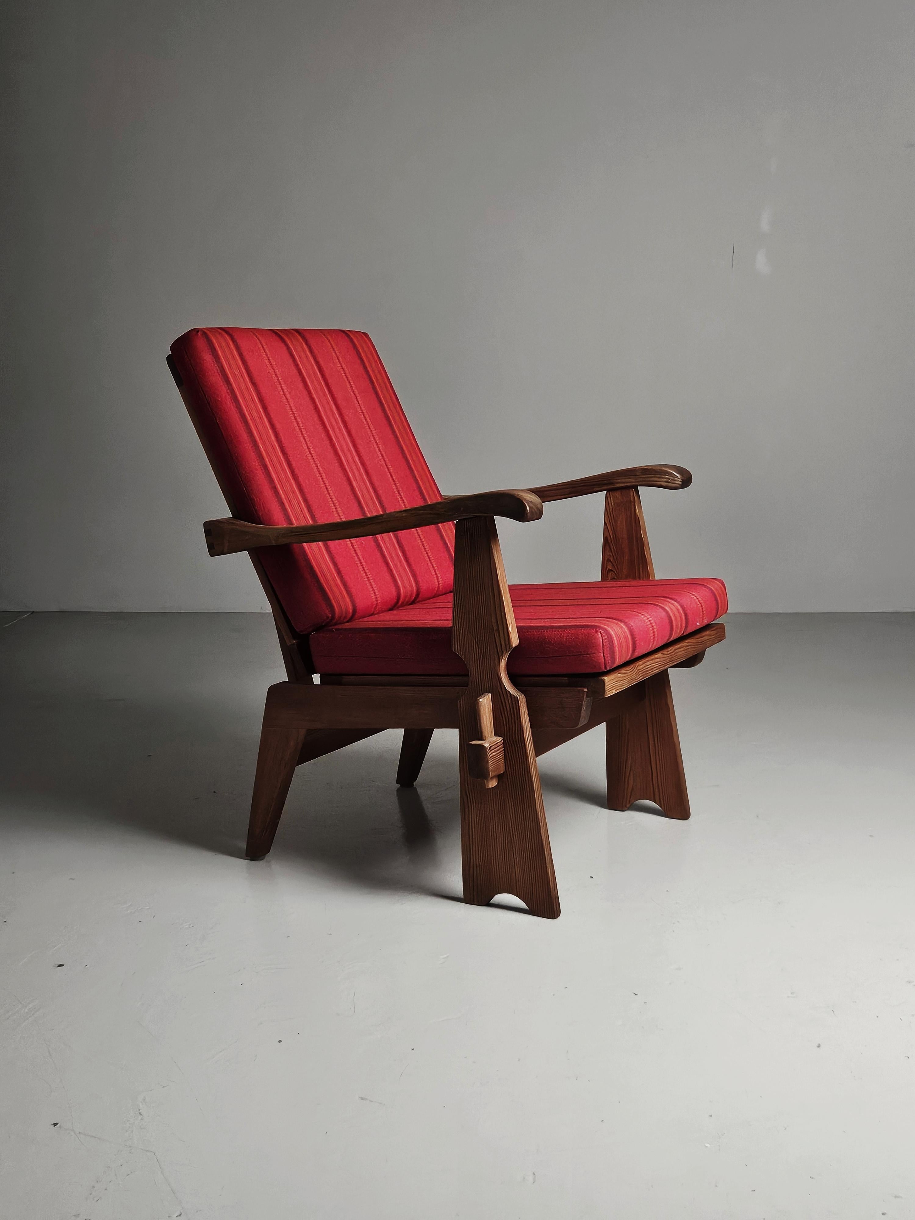 Chaise longue en pin fabriquée par un designer suédois inconnu. Produit au milieu du 20e siècle. 

Etat original. Un meuble de cabine de sport dit suédois. 