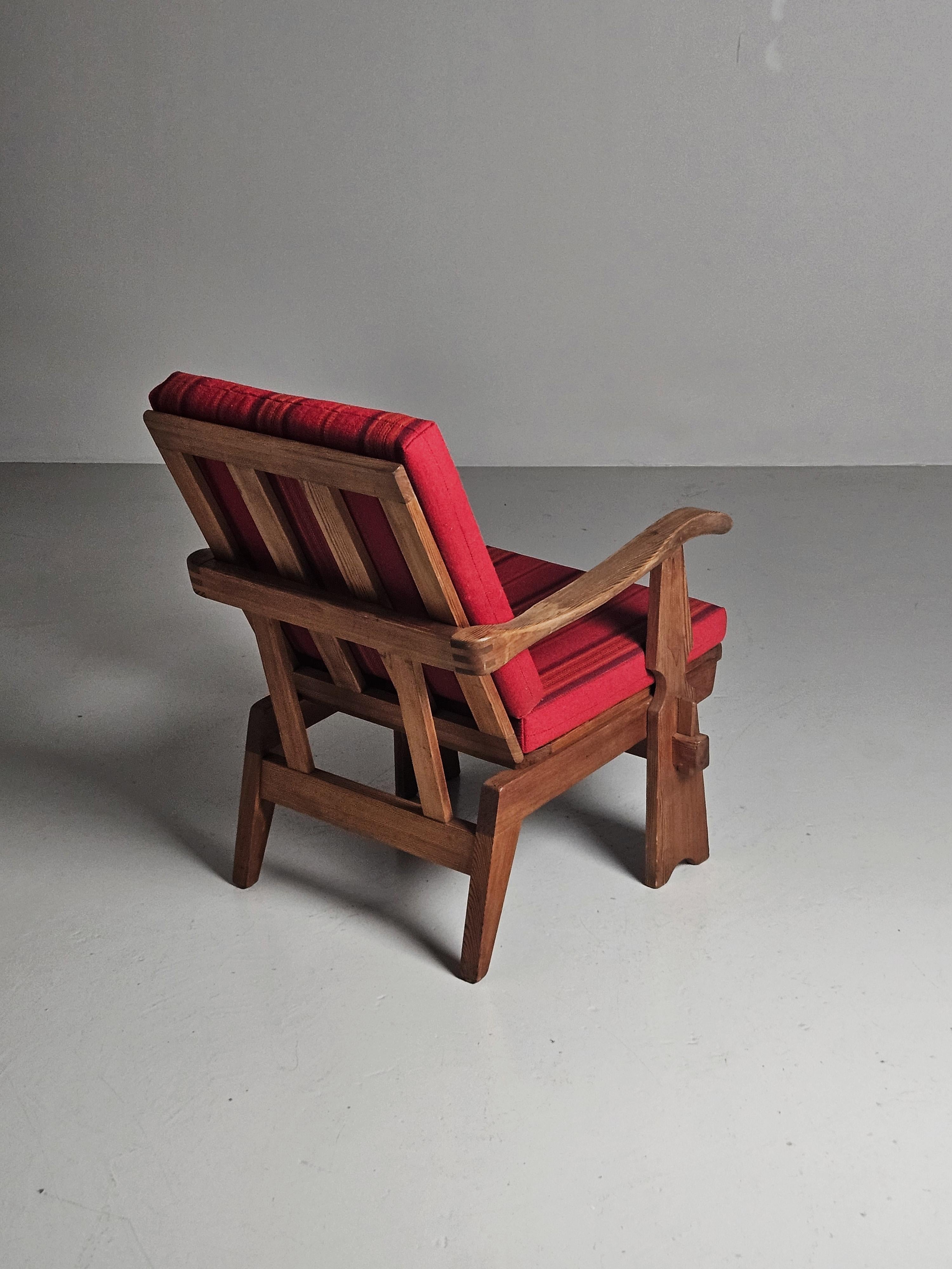 Suédois Chaise longue en pin de designer suédois du milieu du 20ème siècle. en vente