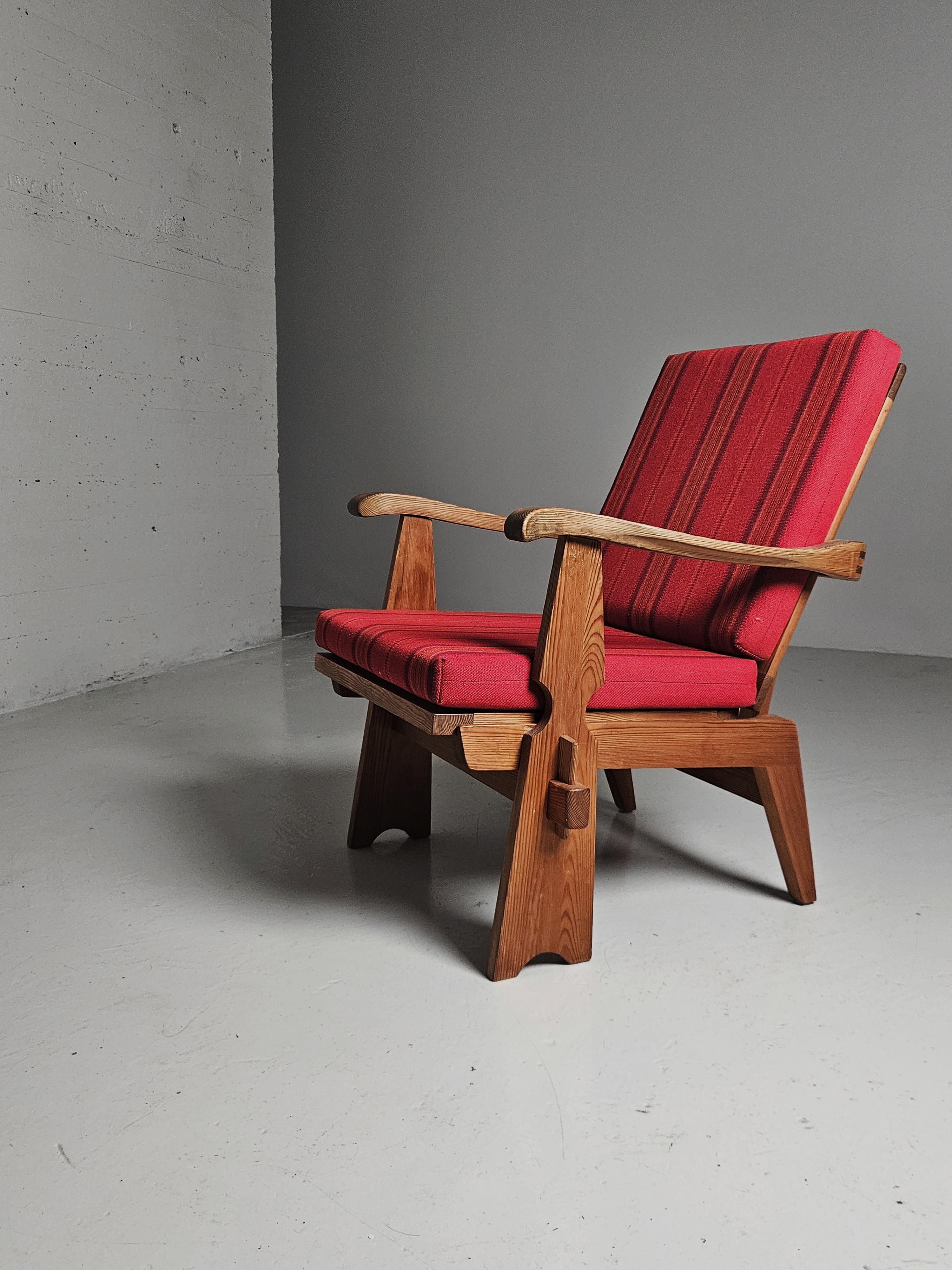 20ième siècle Chaise longue en pin de designer suédois du milieu du 20ème siècle. en vente