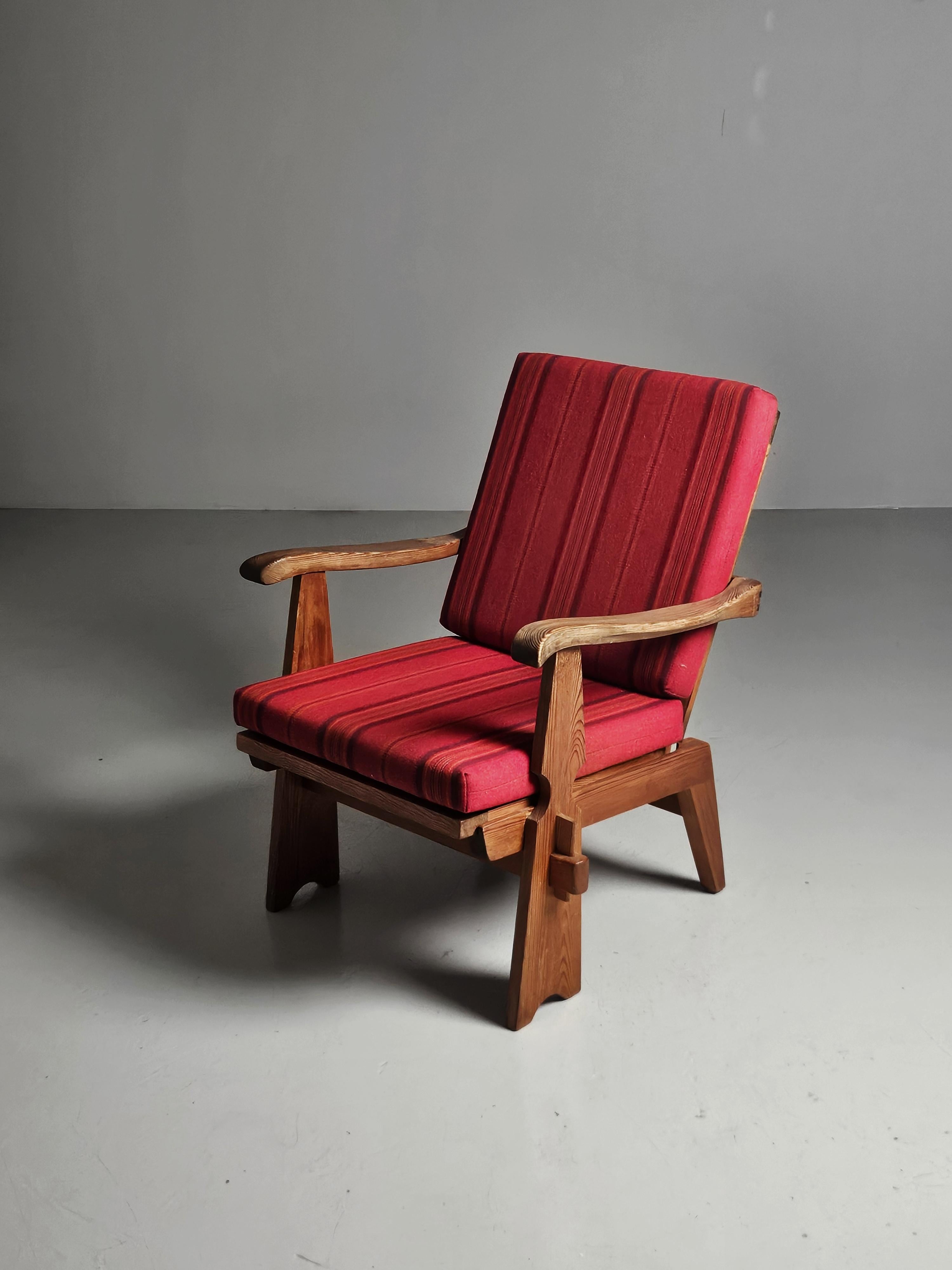 Tissu Chaise longue en pin de designer suédois du milieu du 20ème siècle. en vente