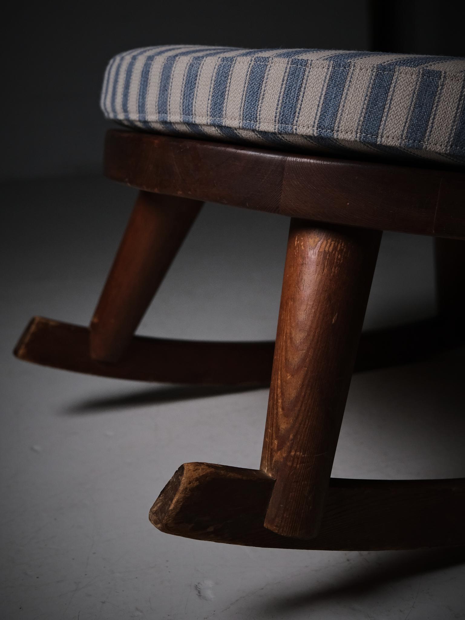 Fauteuil à bascule en pin, design suédois, Steneby Hemslöjdsförening, années 1930 en vente 4