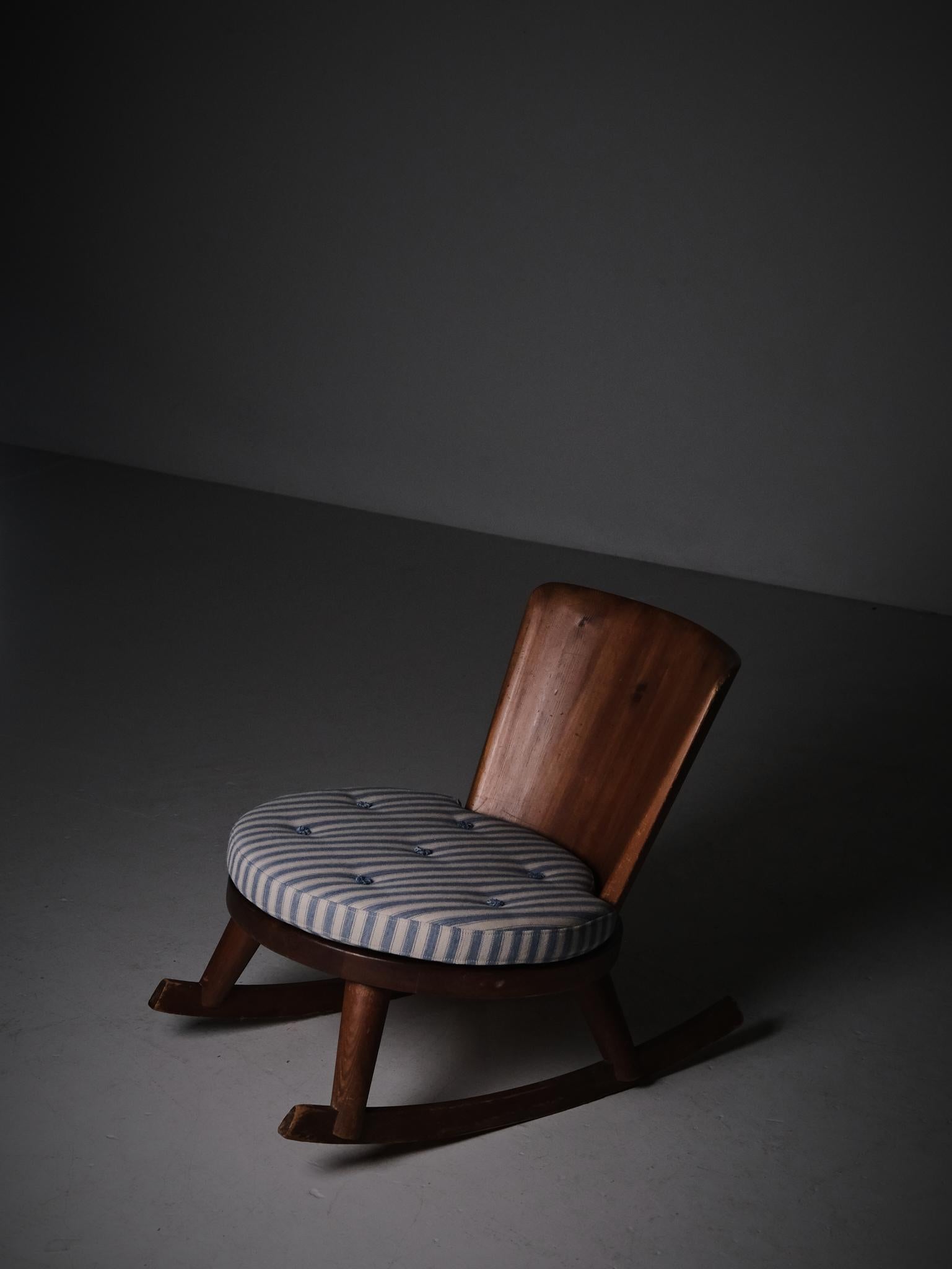 Rare chaise à bascule réalisée par un designer anonyme pour Steneby Hemslöjdsförening en Suède dans les années 1930. 

Fabriqué en pin avec un coussin amovible. 

Superbe pièce qui incarne le style des meubles de cabines de sport dits suédois. 