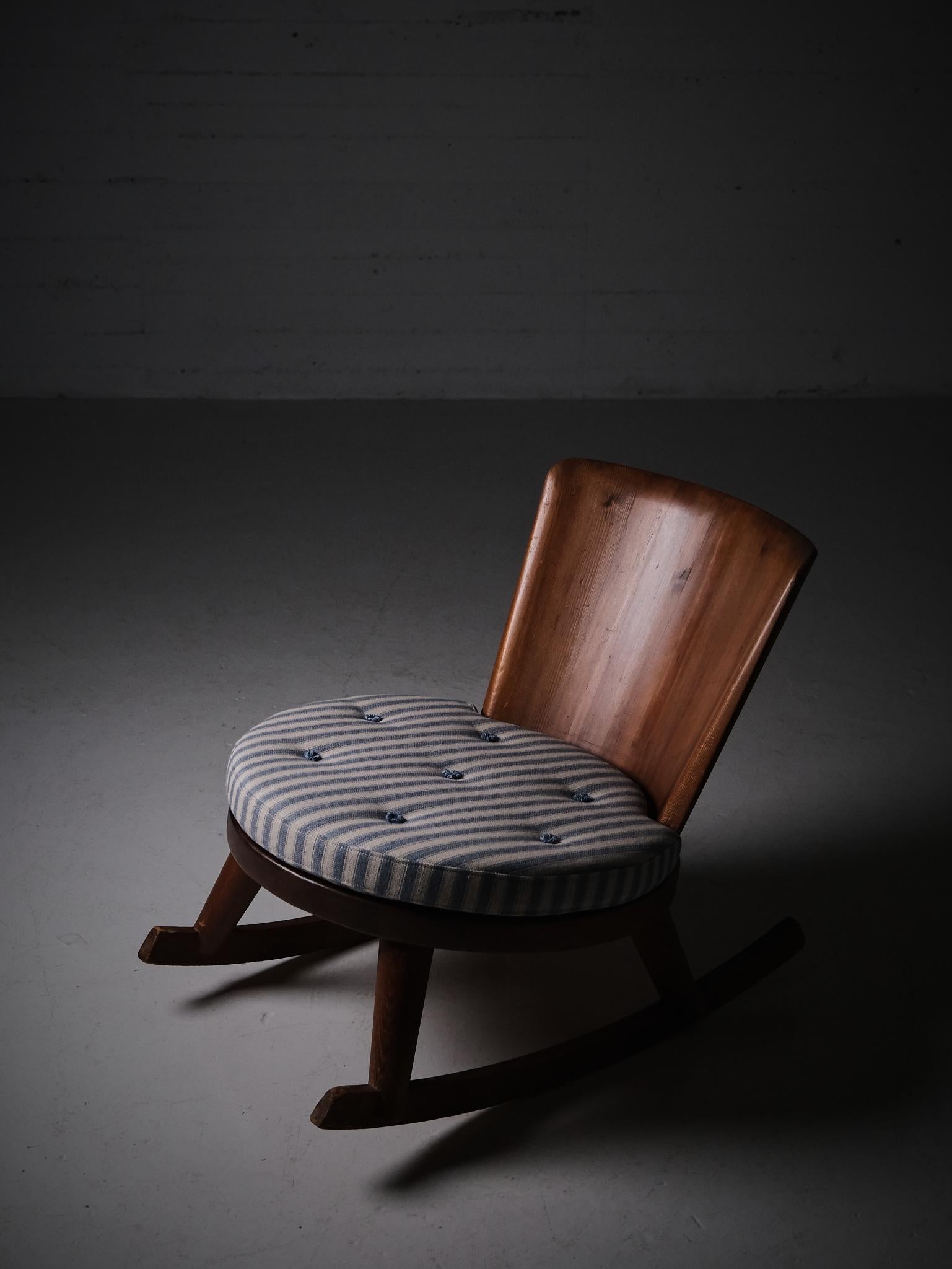 Suédois Fauteuil à bascule en pin, design suédois, Steneby Hemslöjdsförening, années 1930 en vente