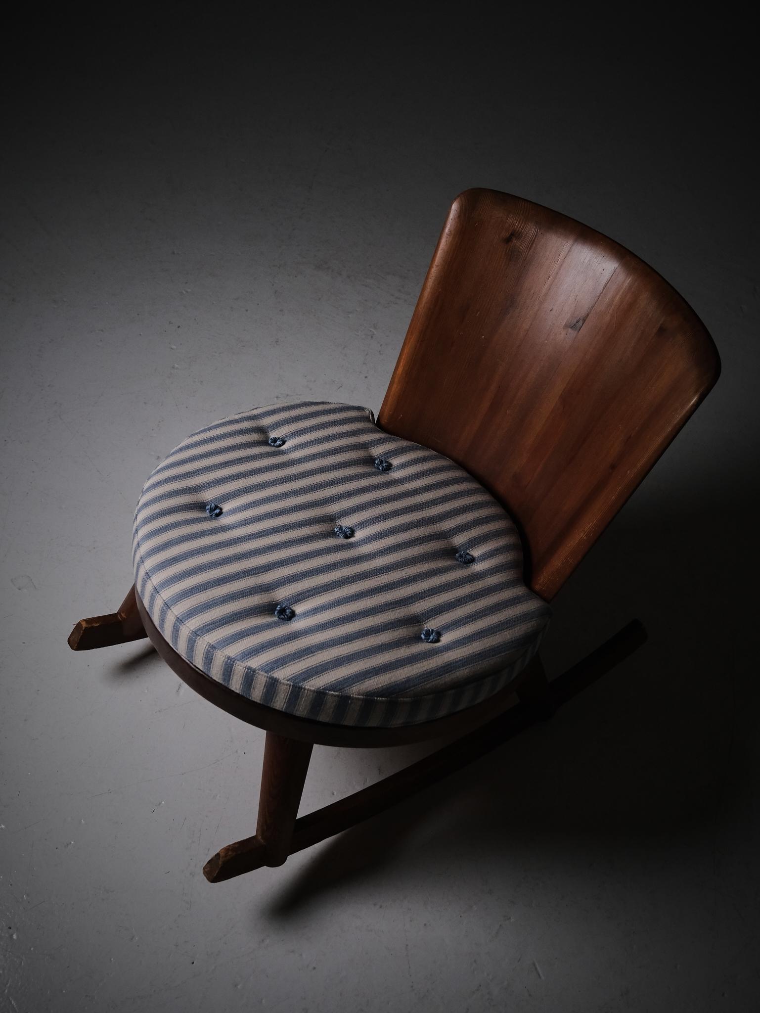 Fauteuil à bascule en pin, design suédois, Steneby Hemslöjdsförening, années 1930 Bon état - En vente à Eskilstuna, SE