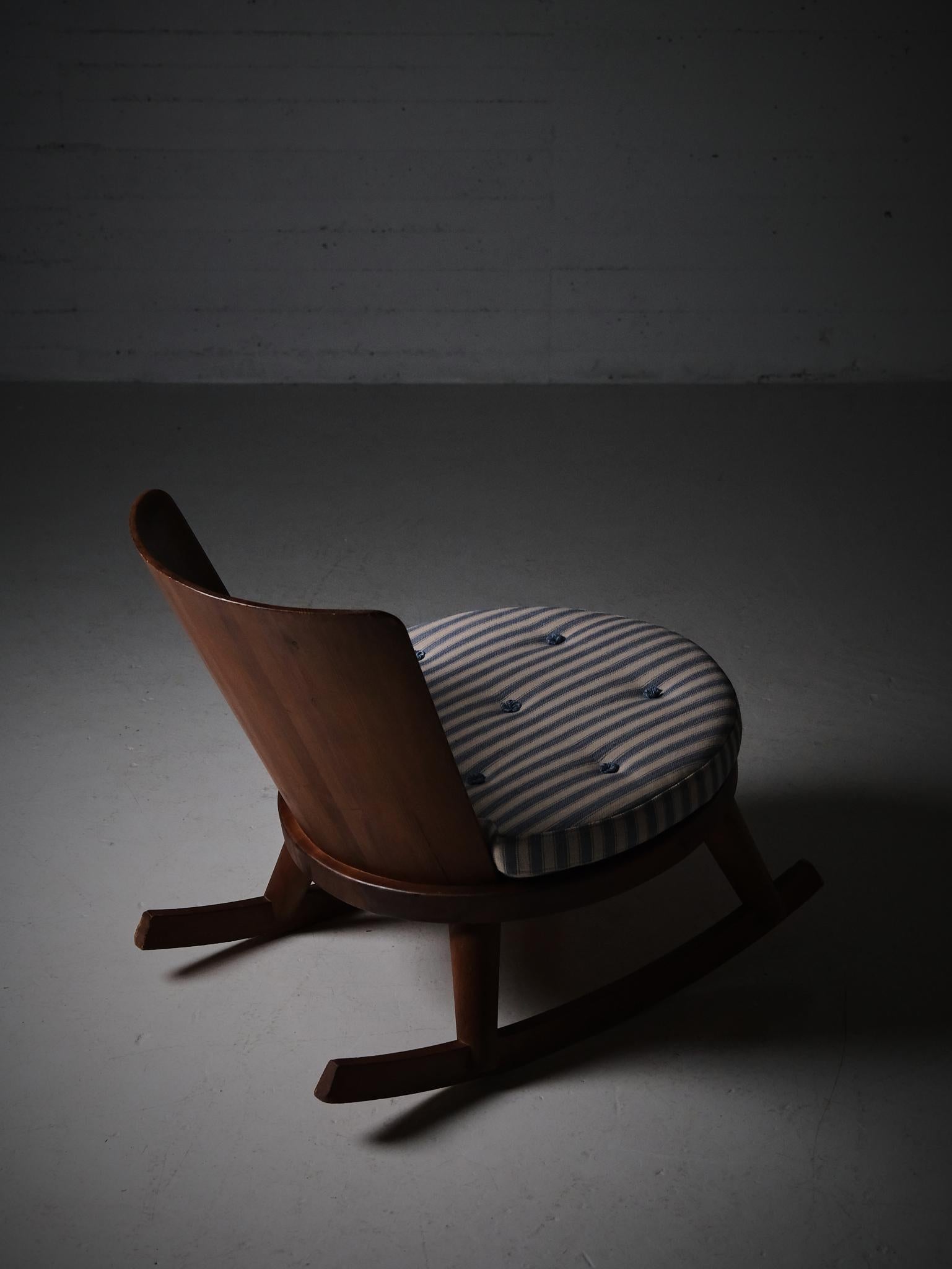 20ième siècle Fauteuil à bascule en pin, design suédois, Steneby Hemslöjdsförening, années 1930 en vente