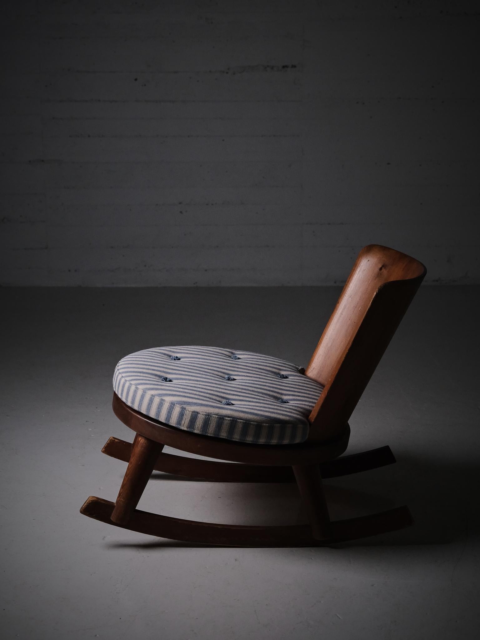 Fauteuil à bascule en pin, design suédois, Steneby Hemslöjdsförening, années 1930 en vente 1