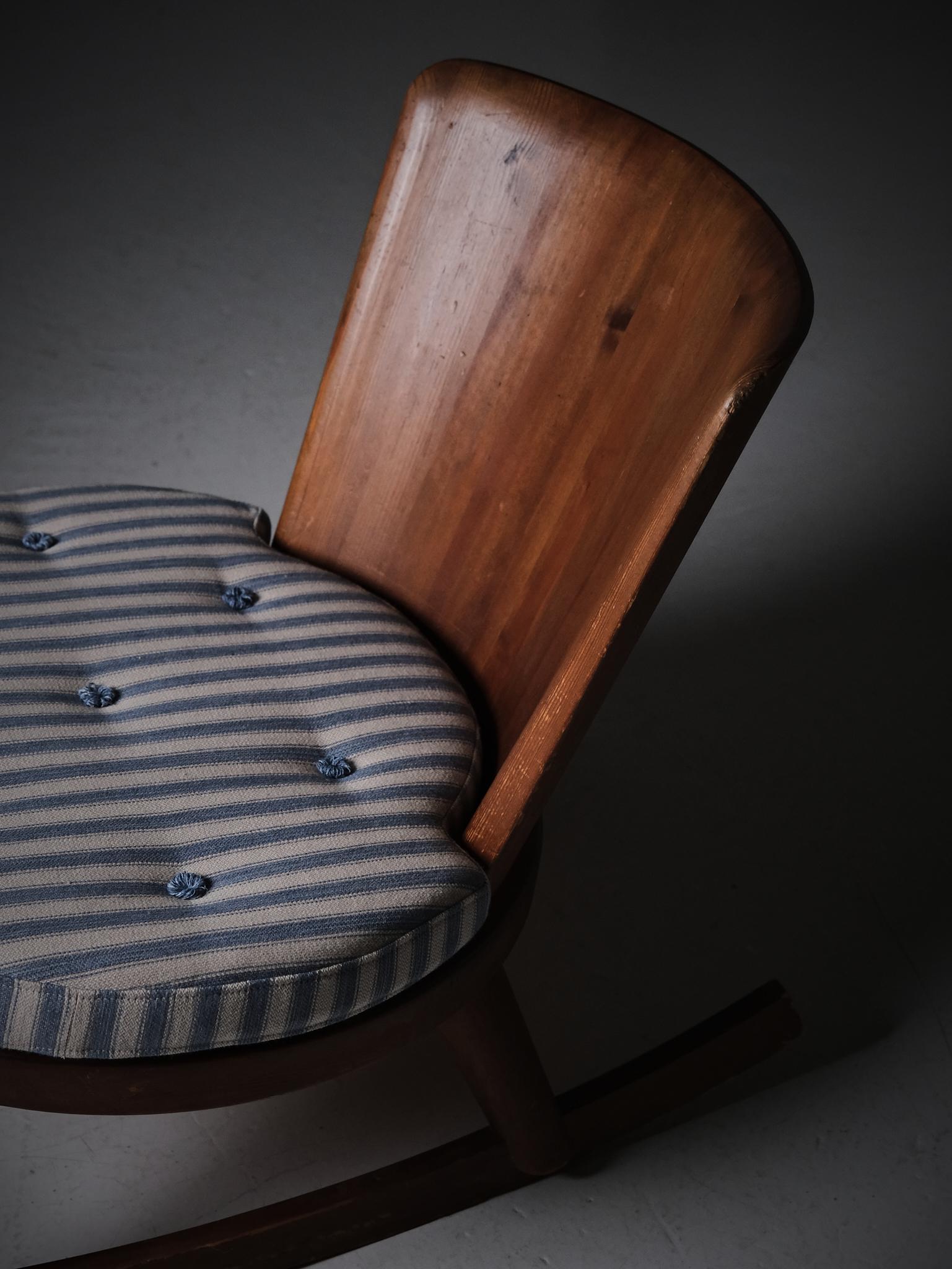 Fauteuil à bascule en pin, design suédois, Steneby Hemslöjdsförening, années 1930 en vente 2