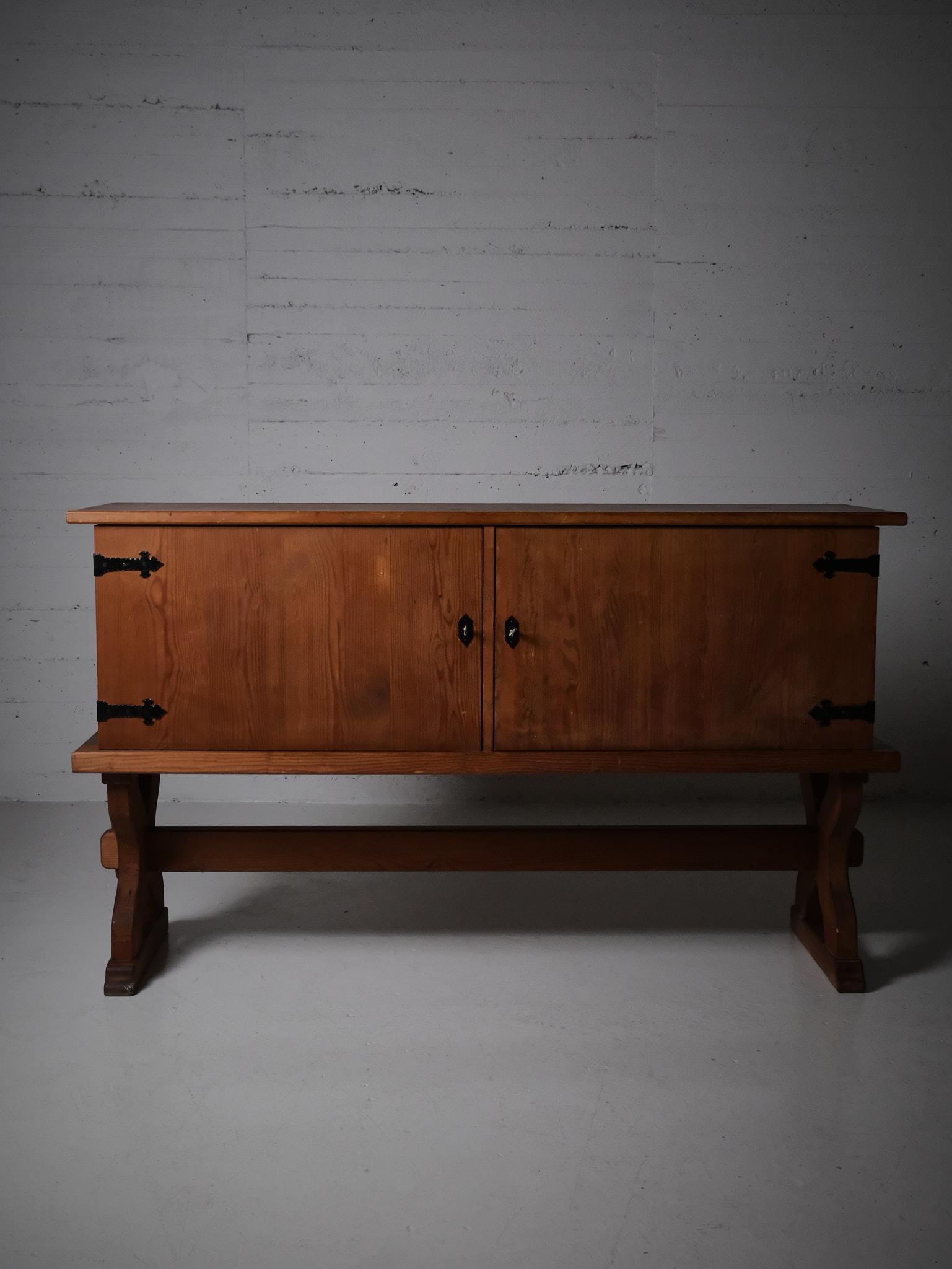 Aparador de diseñador anónimo para Åby Möbelfabrik en Suecia durante la década de 1940.

Raro modelo de una serie de muebles de cabina deportivos producidos por la empresa. 

Fabricado en pino con detalles de hierro forjado. 