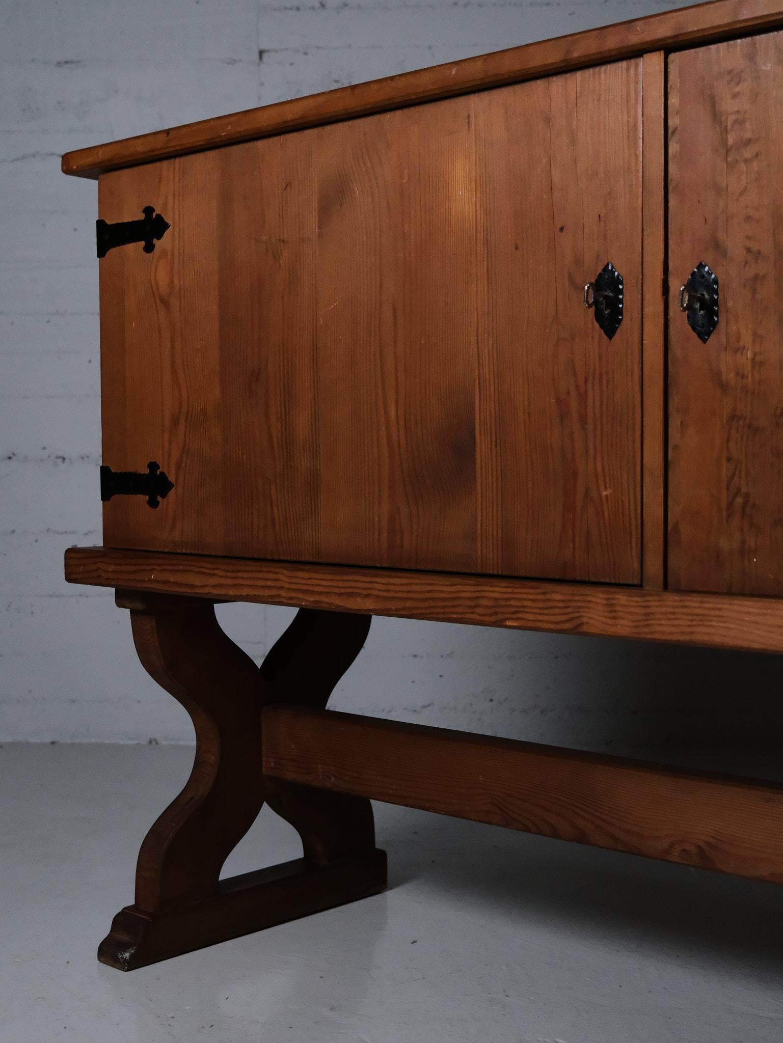 Aparador de pino de diseño sueco de Åby Möbelfabrik, Suecia, años 40 en Bueno estado para la venta en Eskilstuna, SE