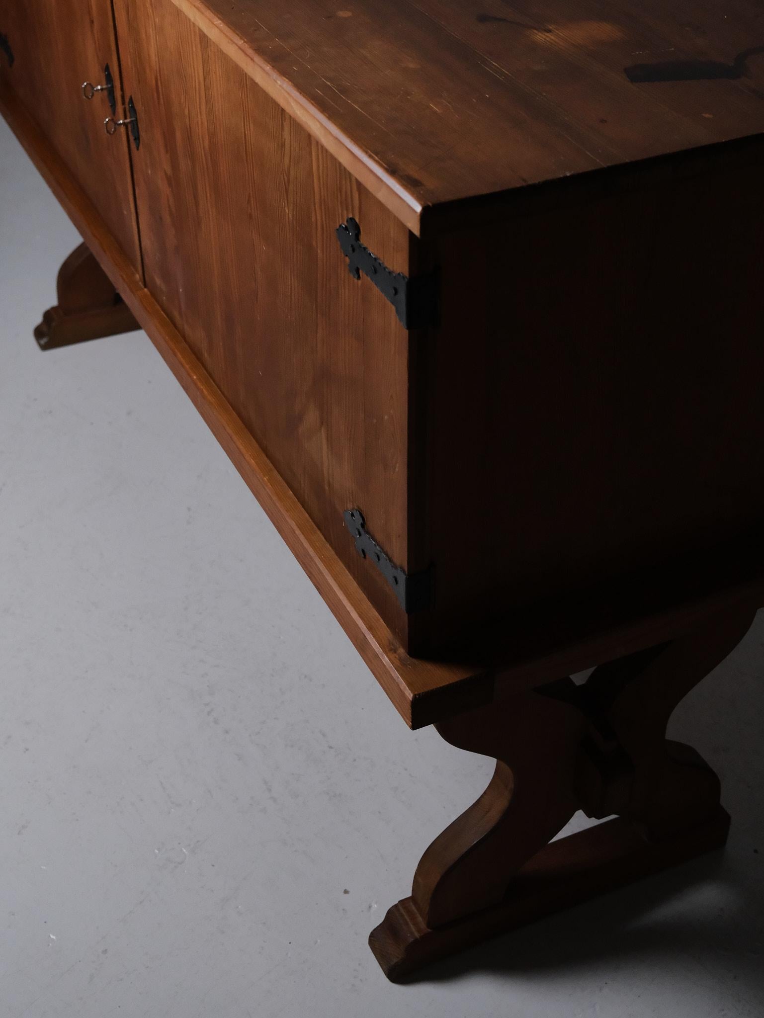 Aparador de pino de diseño sueco de Åby Möbelfabrik, Suecia, años 40 Hierro forjado en venta