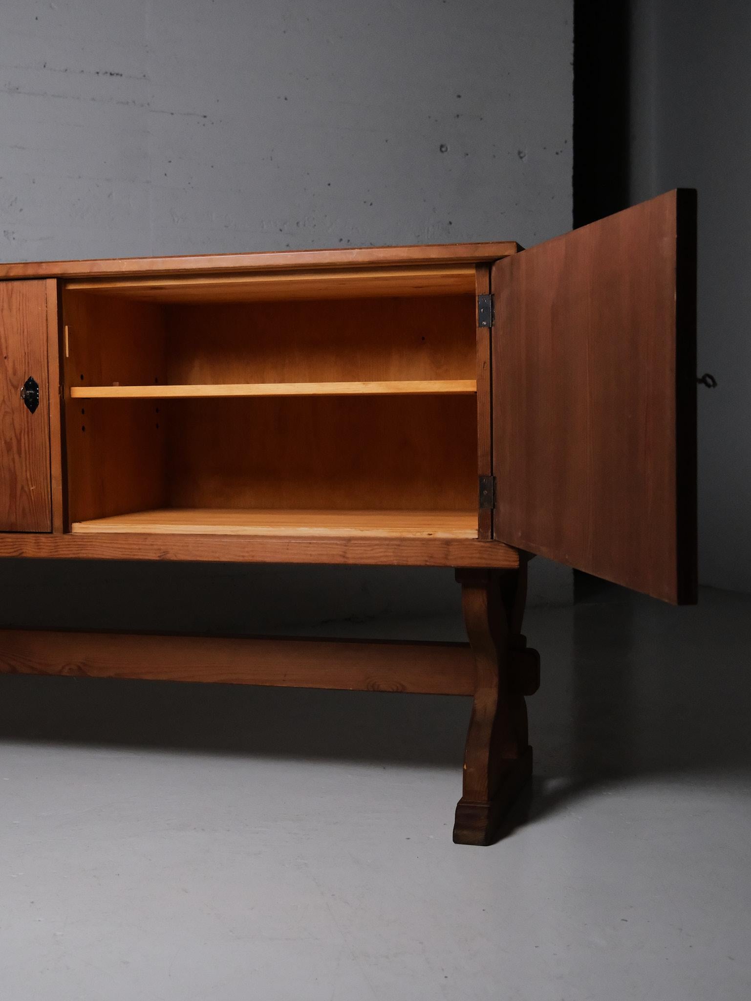 Aparador de pino de diseño sueco de Åby Möbelfabrik, Suecia, años 40 en venta 1