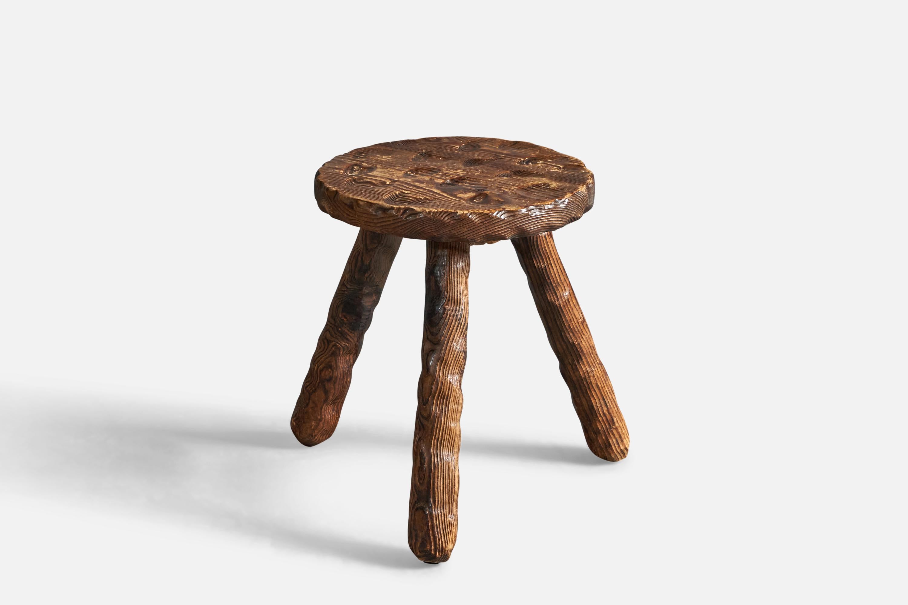 Tabouret en pin sculpté et teinté à la main, conçu et produit en Suède, C.C.