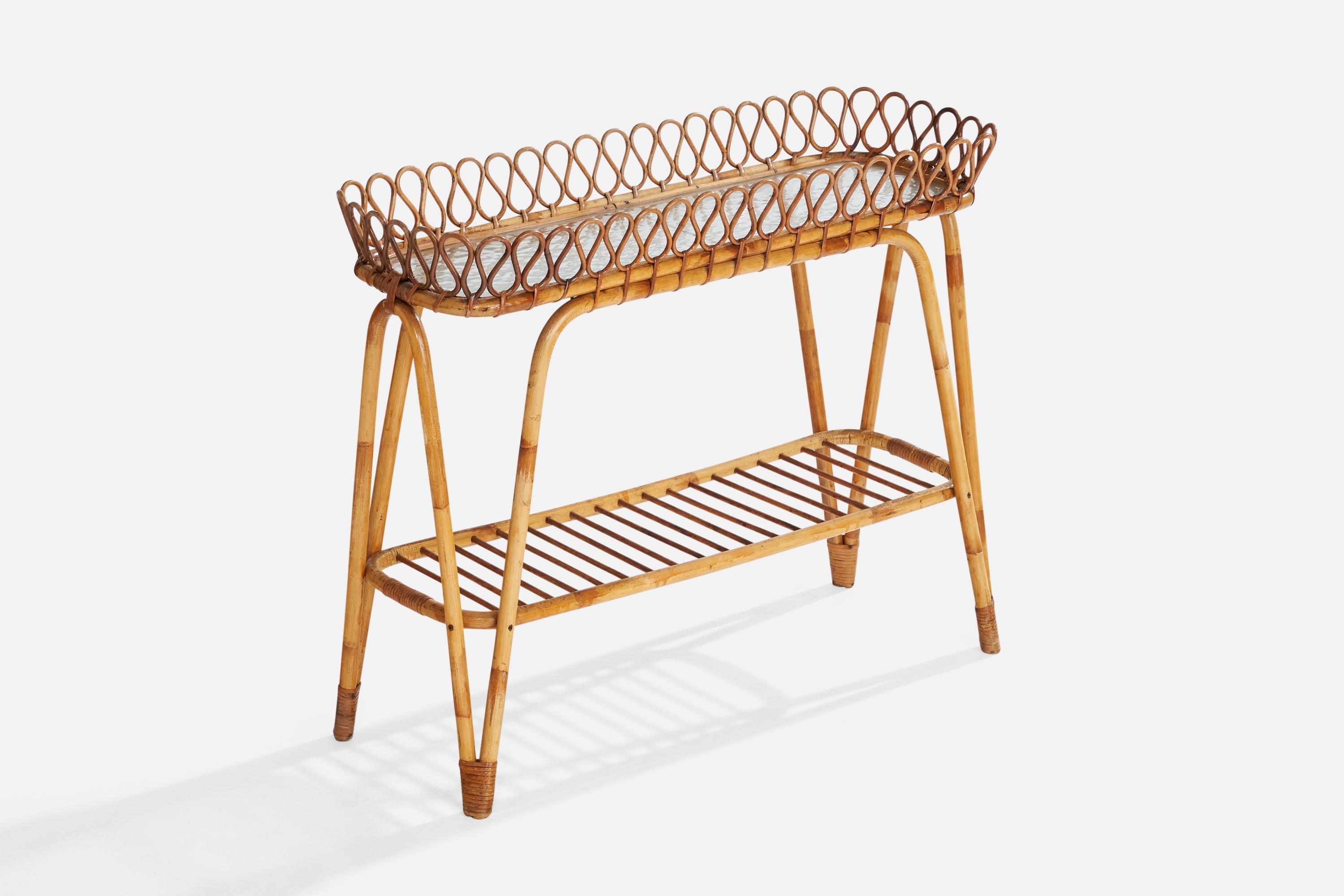 Geformter Pflanzenständer oder Konsolentisch aus Bambus, Rattan und Glas, entworfen und hergestellt in Schweden, ca. 1950er Jahre.

Abmessungen: 27,25