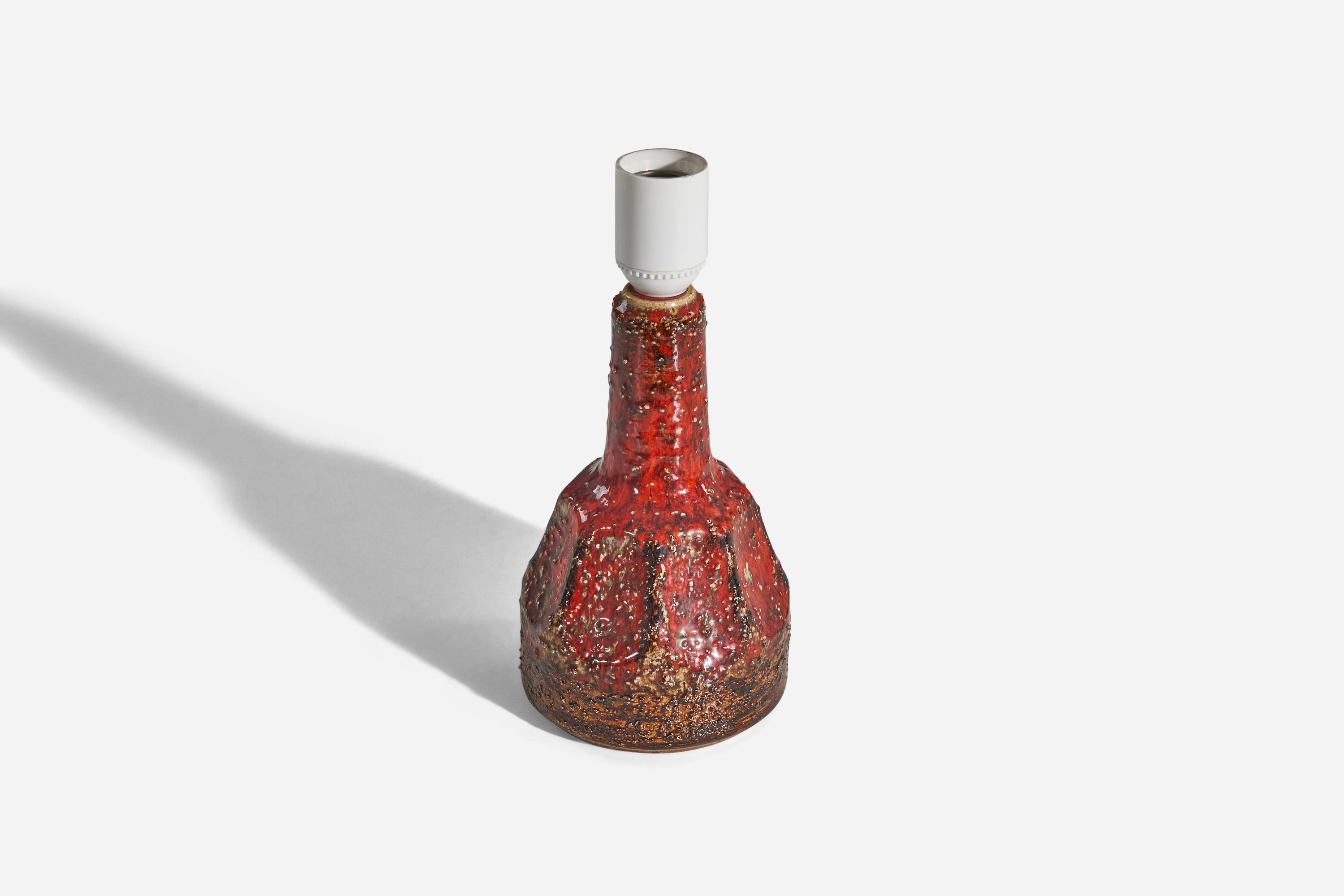 Suédois Designer suédois, lampe de table rouge, grès, Suède, vers les années 1960 en vente