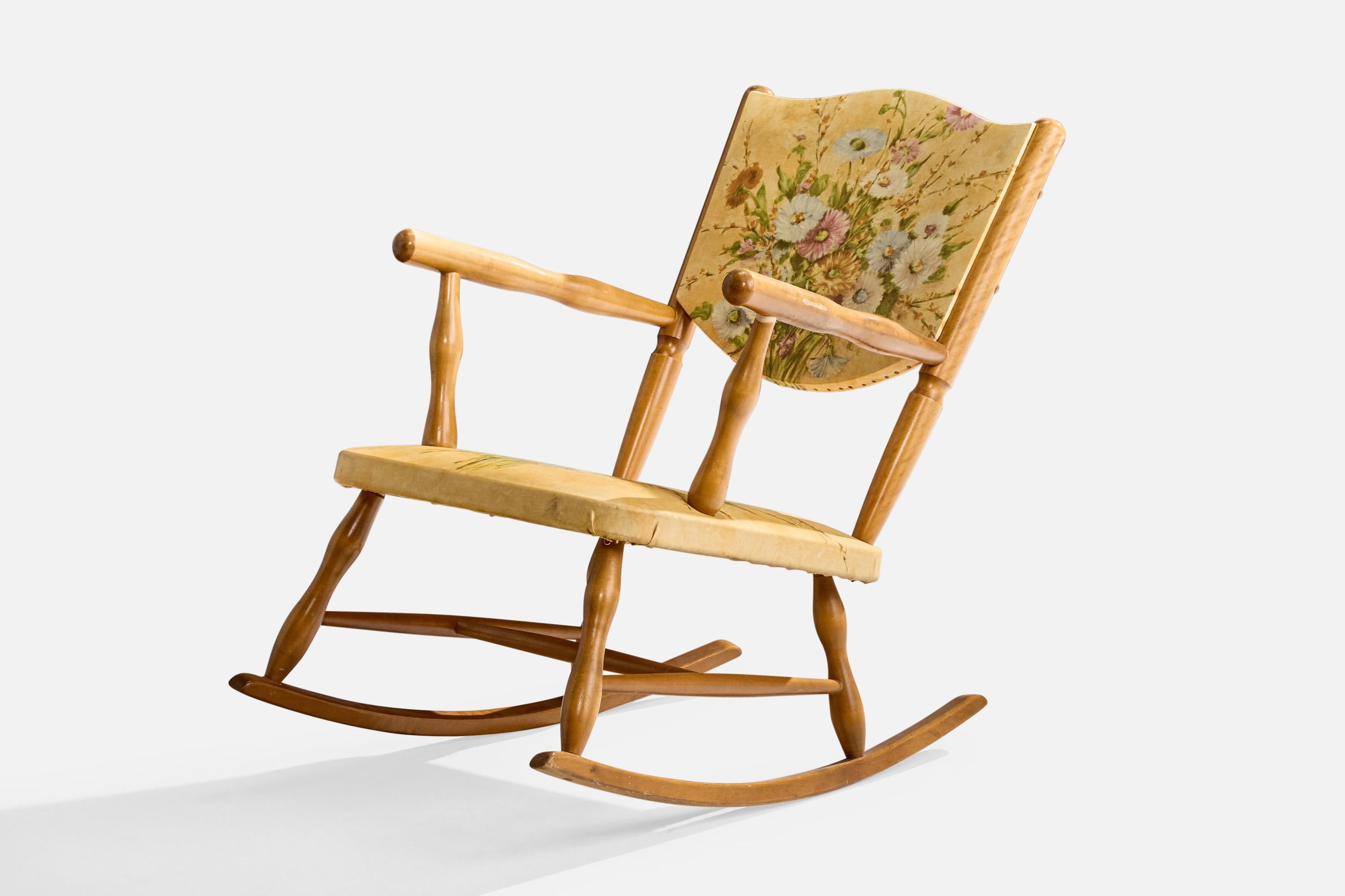 Sedia a dondolo in betulla e similpelle dipinta a fiori progettata e prodotta in Svezia, anni '40 circa.

Dimensioni complessive (pollici): 31,0 