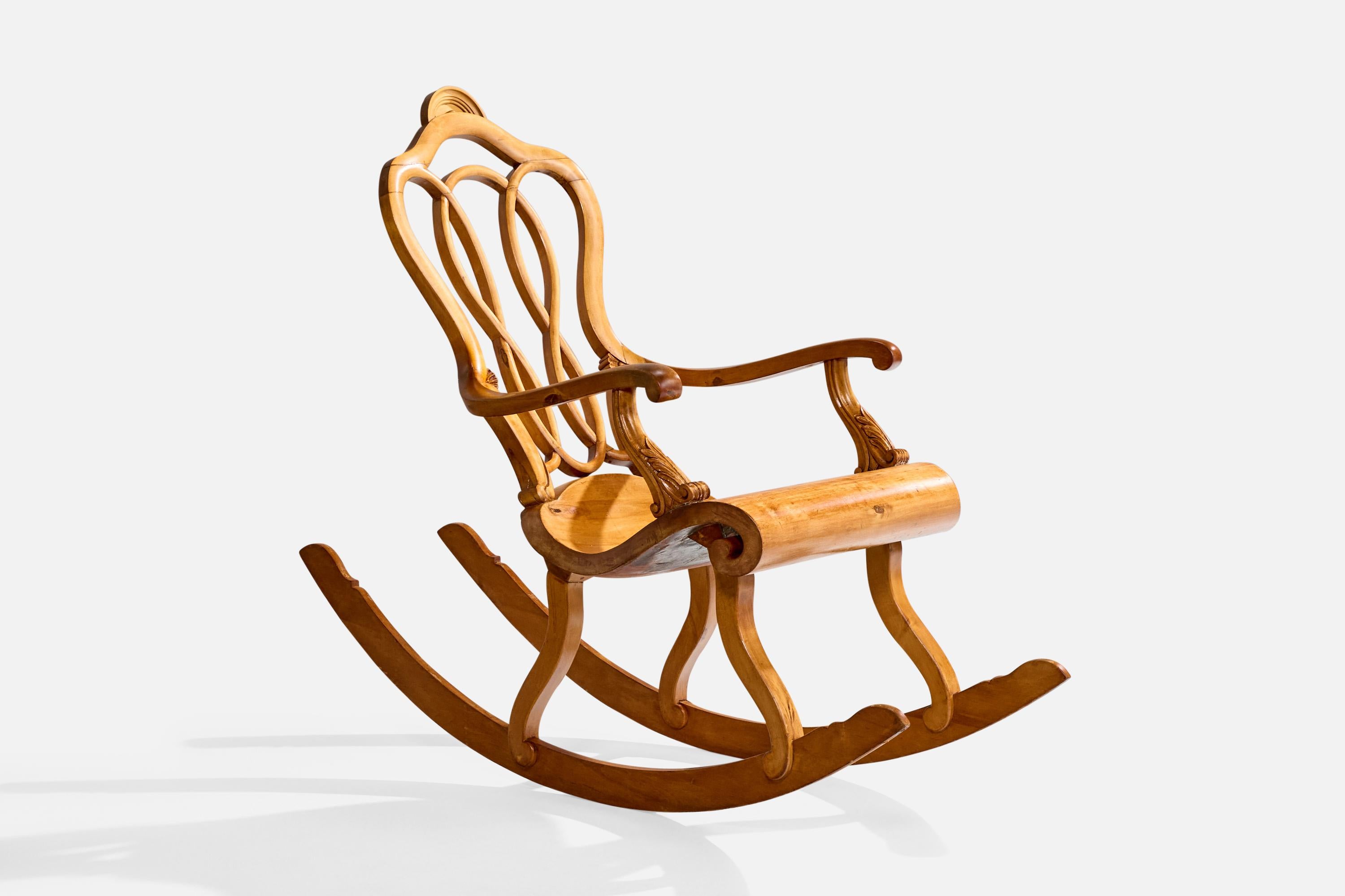 Chaise à bascule en bouleau de style anglais, conçue et produite en Suède, c. 1900.

Dimensions globales (pouces) : 42.5 