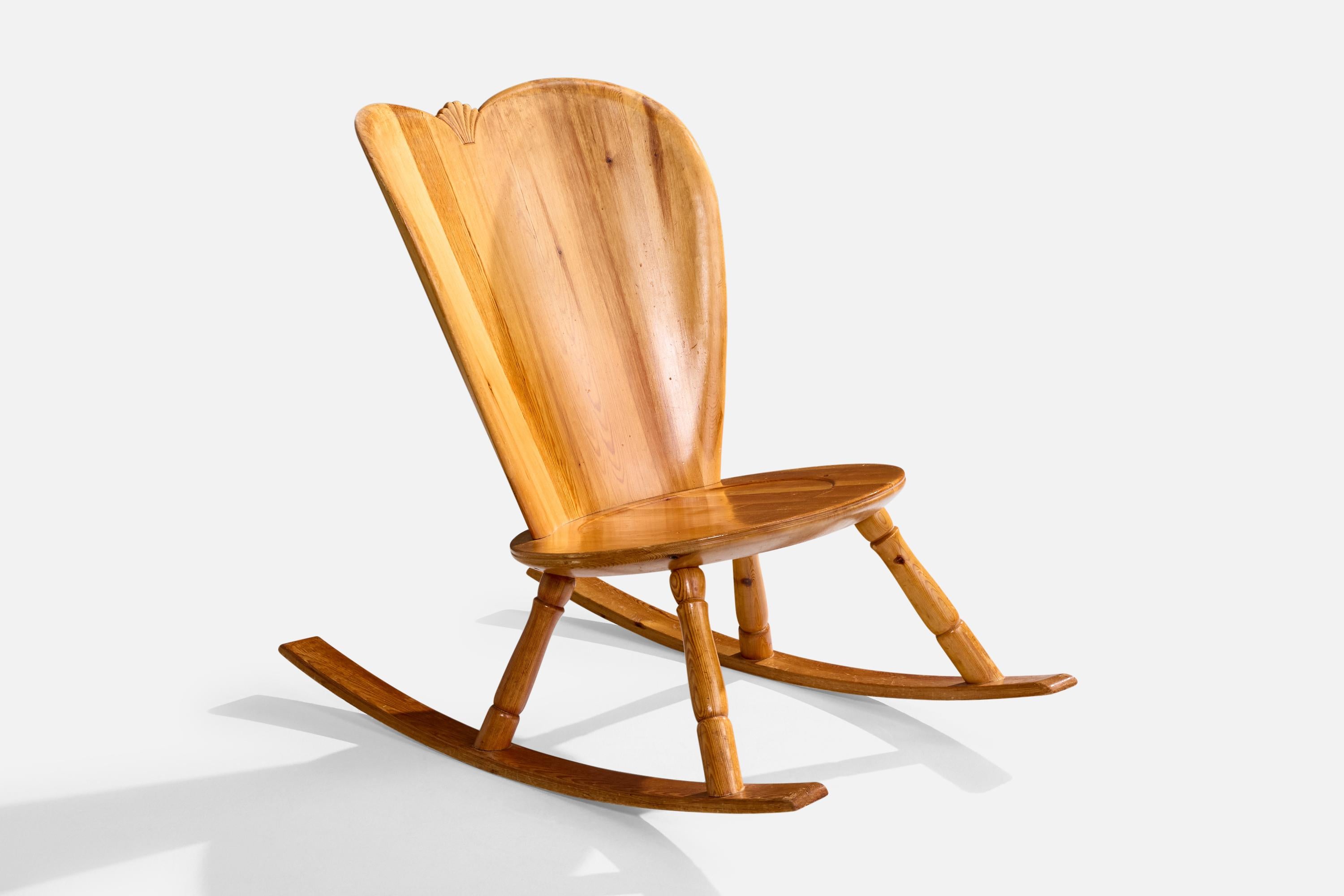 Fauteuil à bascule en pin, conçu et produit en Suède, c. C. 1960.

Dimensions globales (pouces) : 32.0 