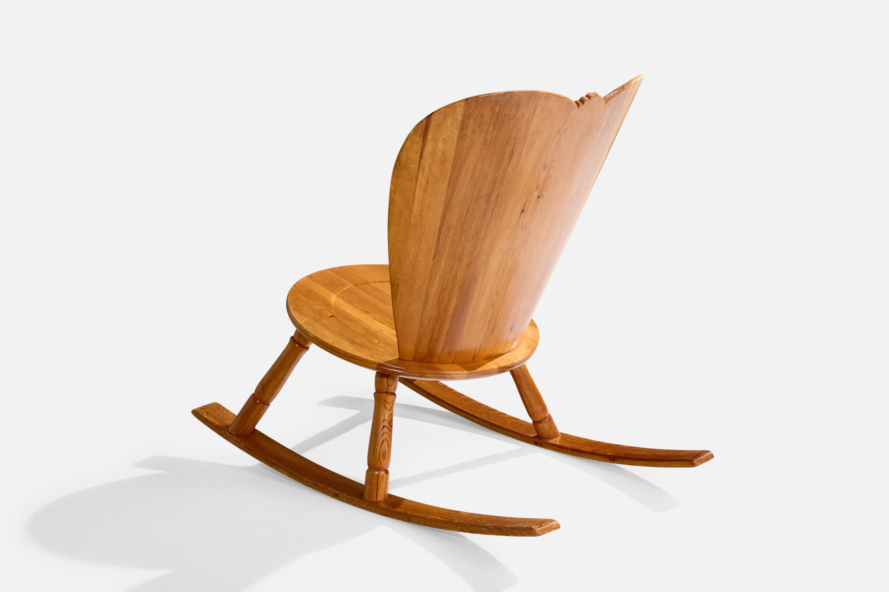 Designer suédois, chaise à bascule, pin, Suède, années 1960 Bon état - En vente à High Point, NC