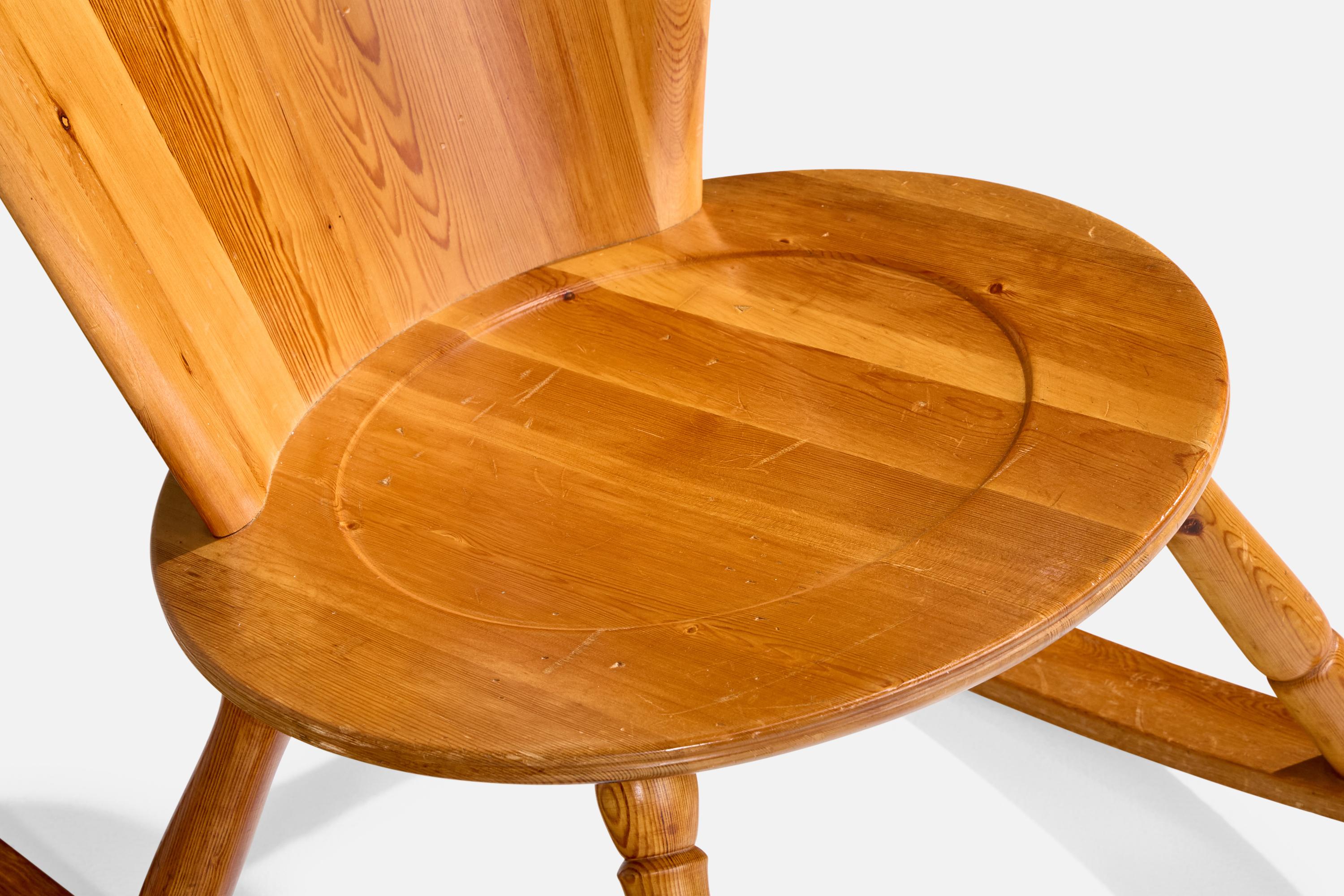 Designer suédois, chaise à bascule, pin, Suède, années 1960 en vente 1