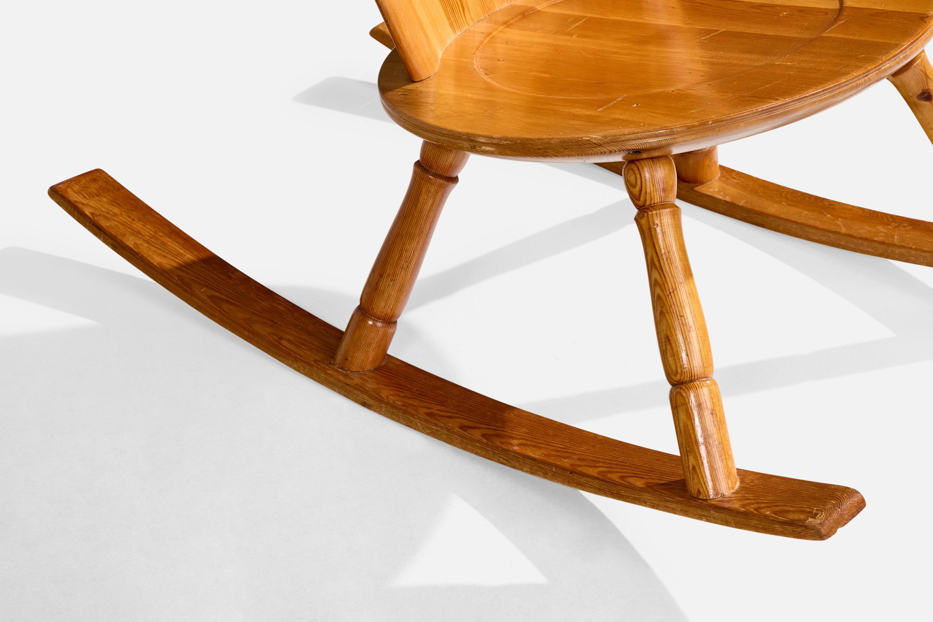 Designer suédois, chaise à bascule, pin, Suède, années 1960 en vente 2