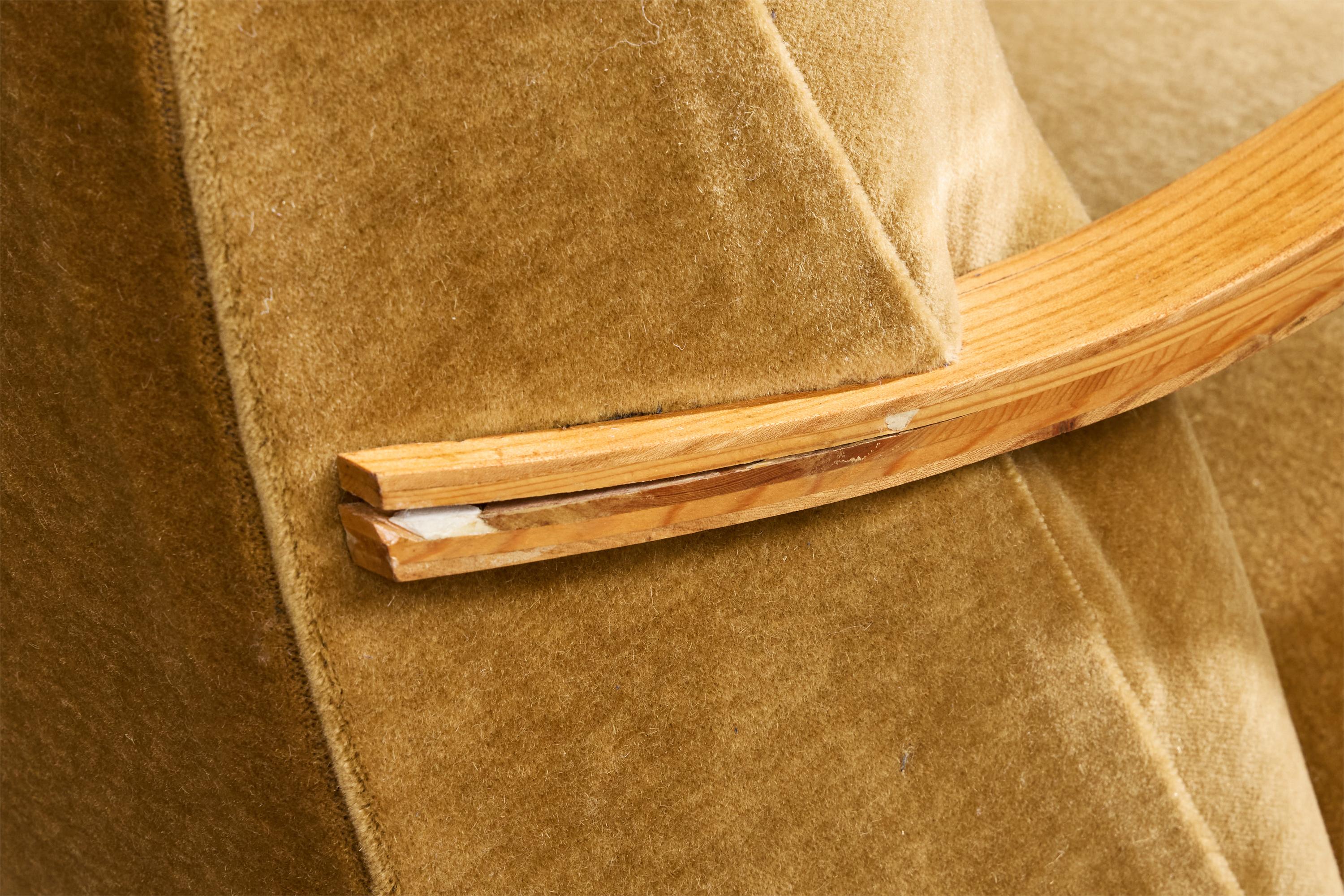 Diseñador sueco, mecedora, madera, terciopelo, Suecia, años 40 en venta 4