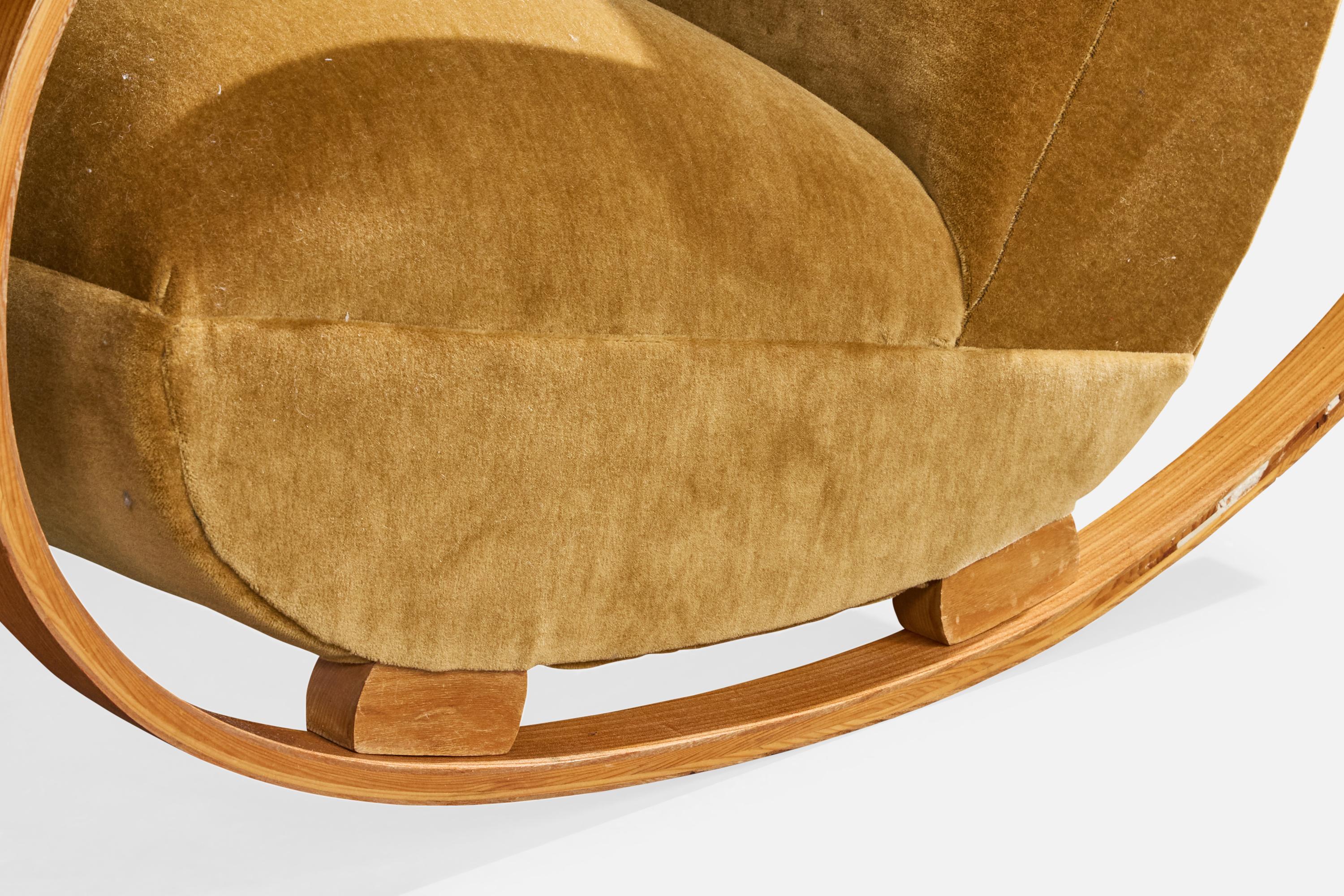 Diseñador sueco, mecedora, madera, terciopelo, Suecia, años 40 en venta 6