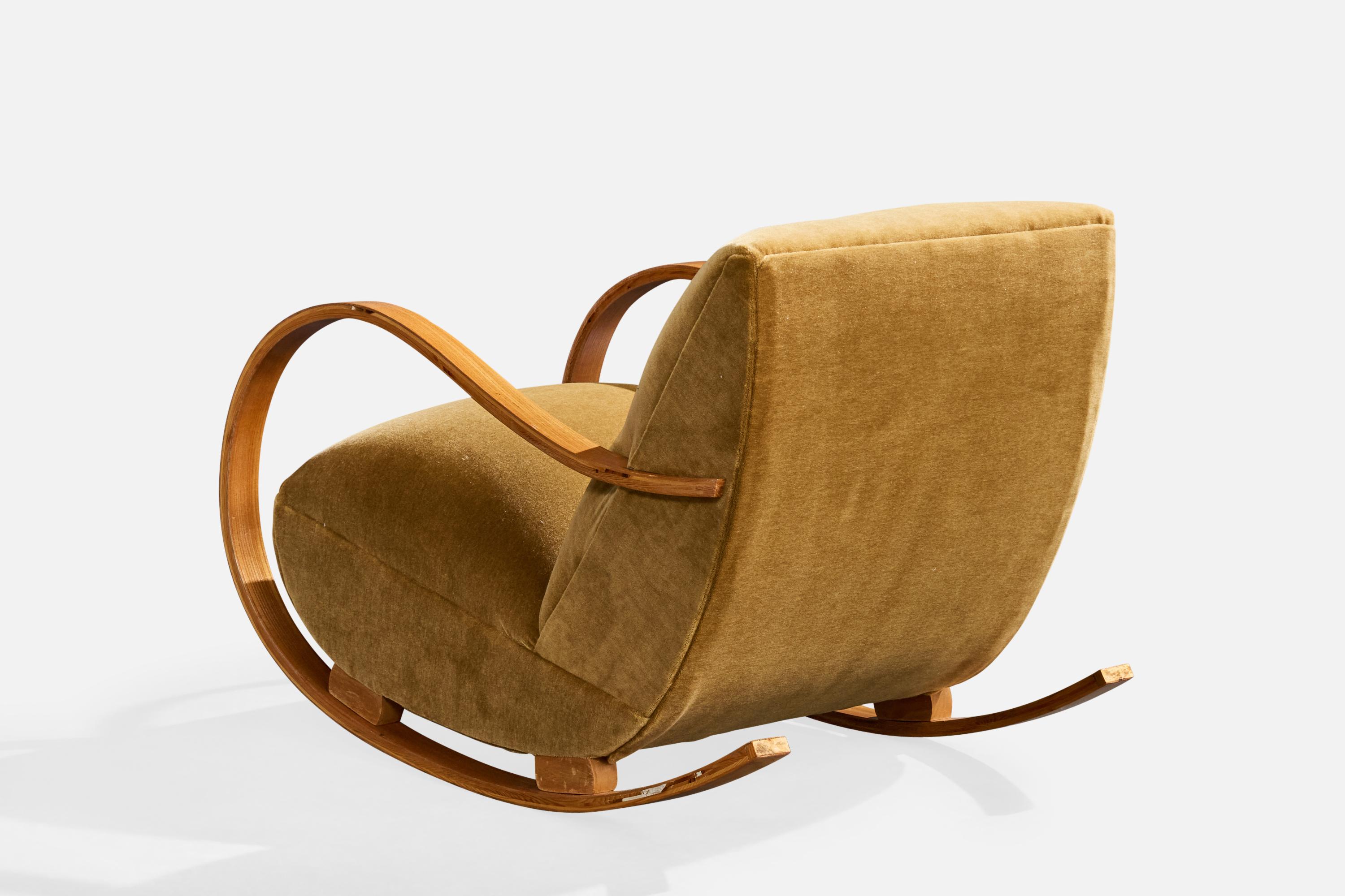 Diseñador sueco, mecedora, madera, terciopelo, Suecia, años 40 en Bueno estado para la venta en High Point, NC