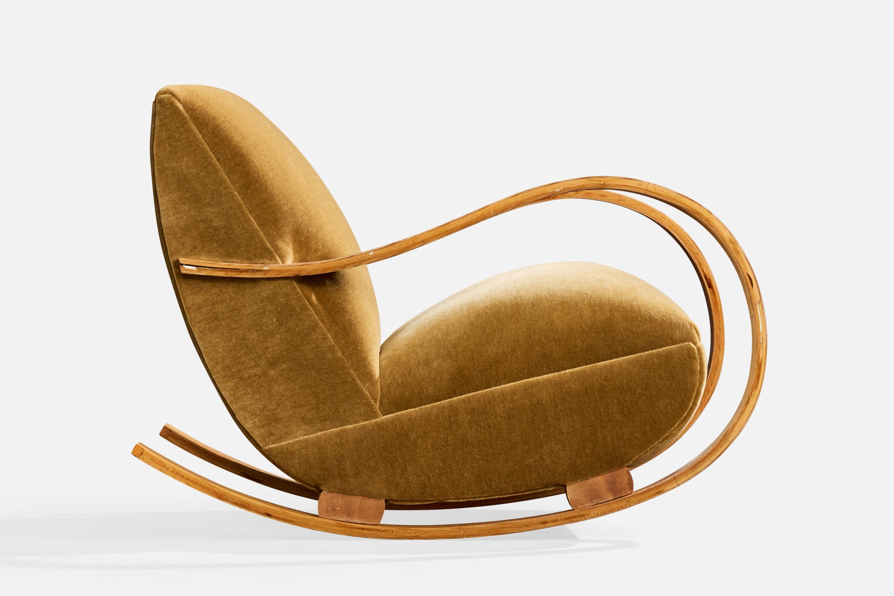 Diseñador sueco, mecedora, madera, terciopelo, Suecia, años 40 mediados del siglo XX en venta