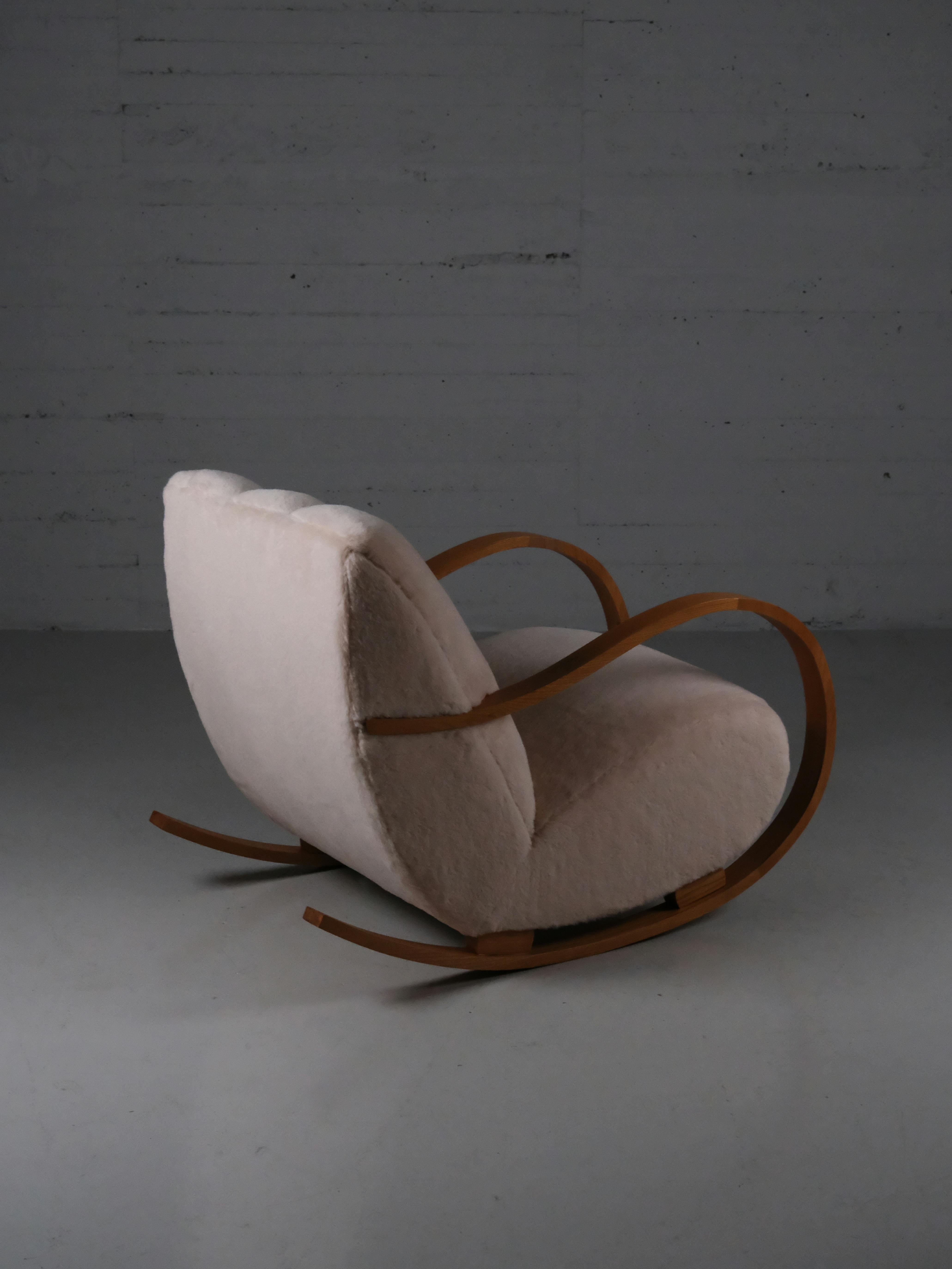 Sedie a dondolo di design svedese, olmo e alpaca, anni '40 in vendita 10