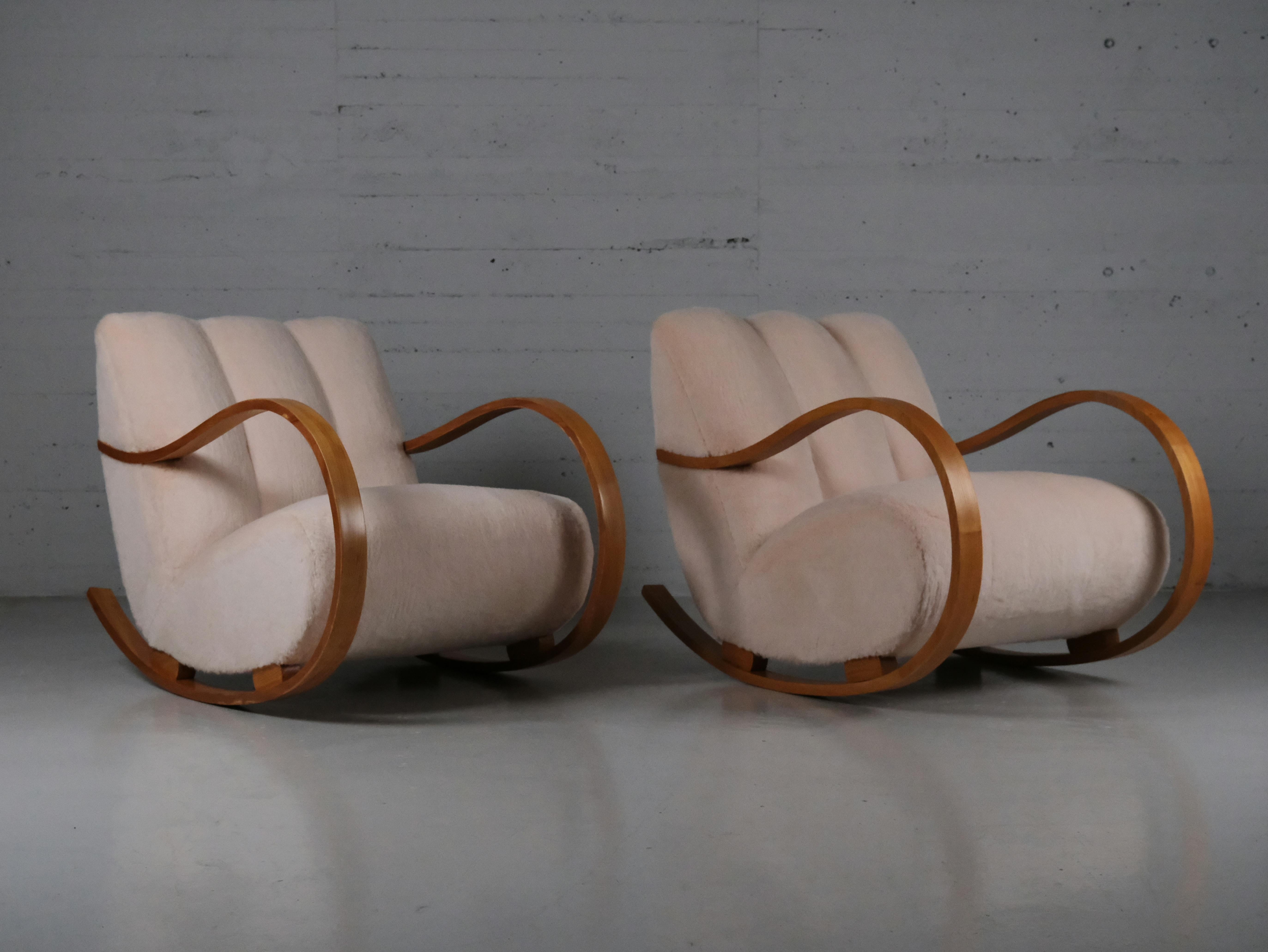 Sedie a dondolo moderne svedesi degli anni '40. Realizzato da un designer ed ebanista sconosciuto. 

Realizzato in olmo e rivestito in alpaca color pesca da Raf Simons. 

Le sedie appartengono a diversi anni di produzione e variano leggermente nella