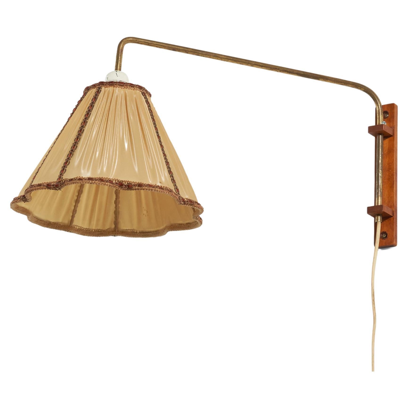 Créateur suédois, applique, laiton, tissu, teck, Suède, années 1940