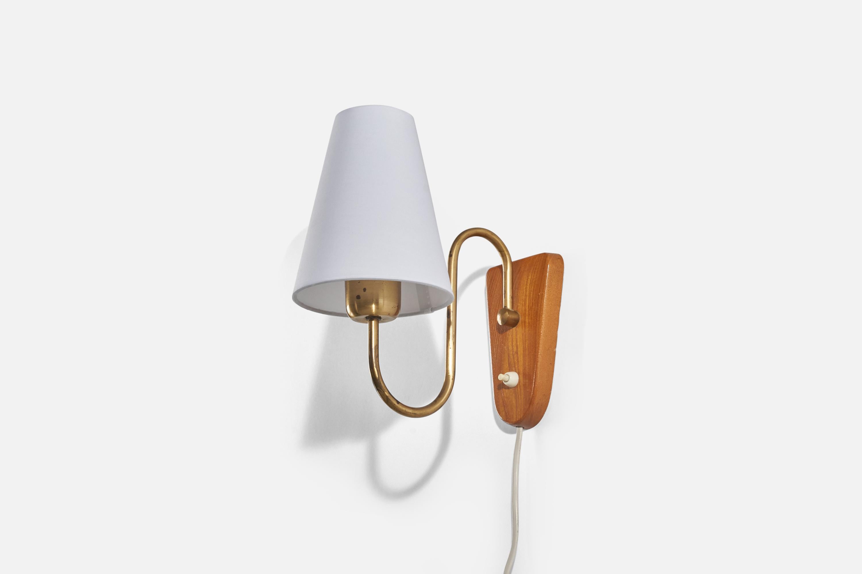 A brass, oak and fabric sconce/ wall light designed and produced in Sweden, c. 1950s. 

Sold with lampshade(s). Dimensions stated are of Sconce with Shade(s).

Dimensions of back plate (inches) : 6.37 x 3.74 x 0.74 (Height x Width x