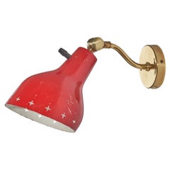 Schwedischer Designer, Wandleuchter, Messing, rot lackiertes Metall, Schweden, ca. 1950er Jahre