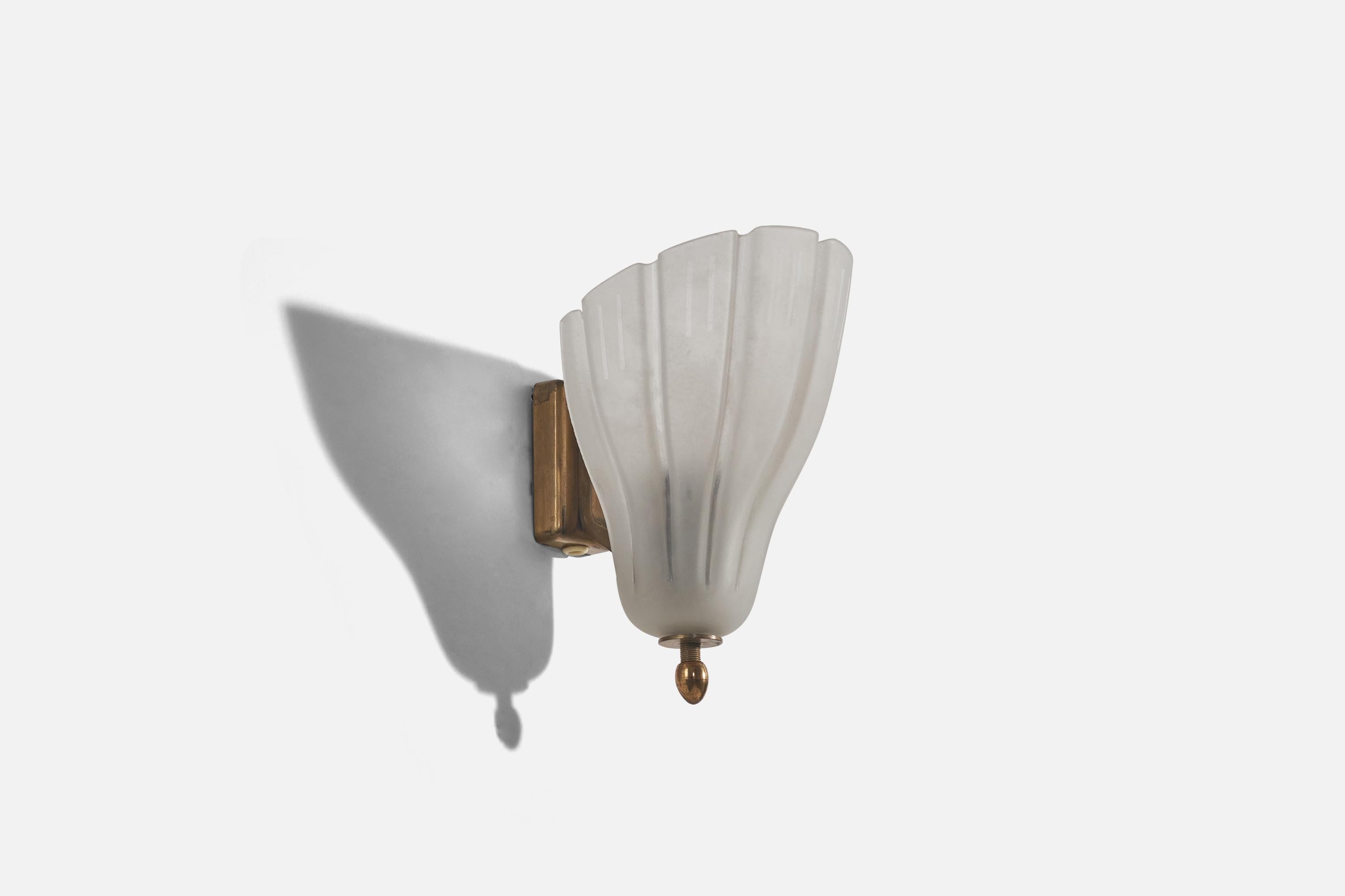 Mid-Century Modern Designer suédois, applique, verre, laiton, Suède, vers les années 1940