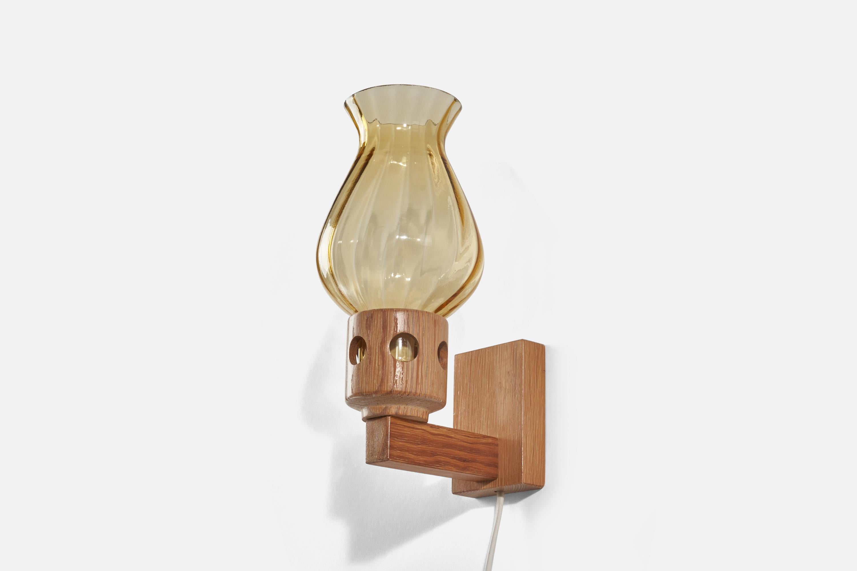 A pine and yellow glass sconce / wall light designed and produced in Sweden, 1970s.

Dimensions of back plate (inches) : 3.54 x 2.44 x 0.80 (height x width x depth)

Socket takes E-14 bulb.

There is no maximum wattage stated on the fixture.