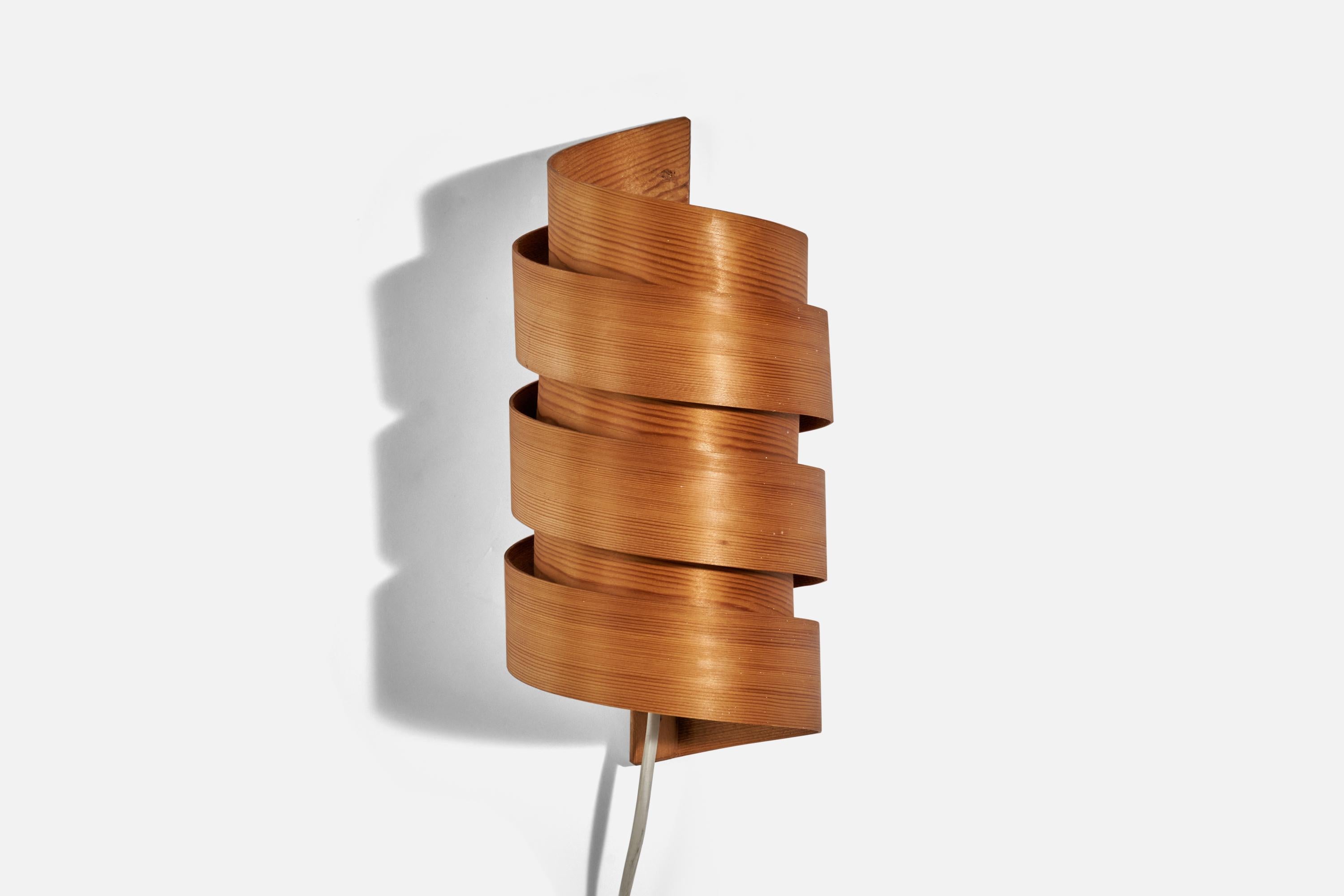 A pine and moulded pine-veneer sconce / wall light designed and produced in Sweden, 1970s.

Dimensions of Back Plate (inches) : 10.75 x 0.80 x 0.36 (height x width x depth)

Socket takes E-14 bulb.

There is no maximum wattage stated on the