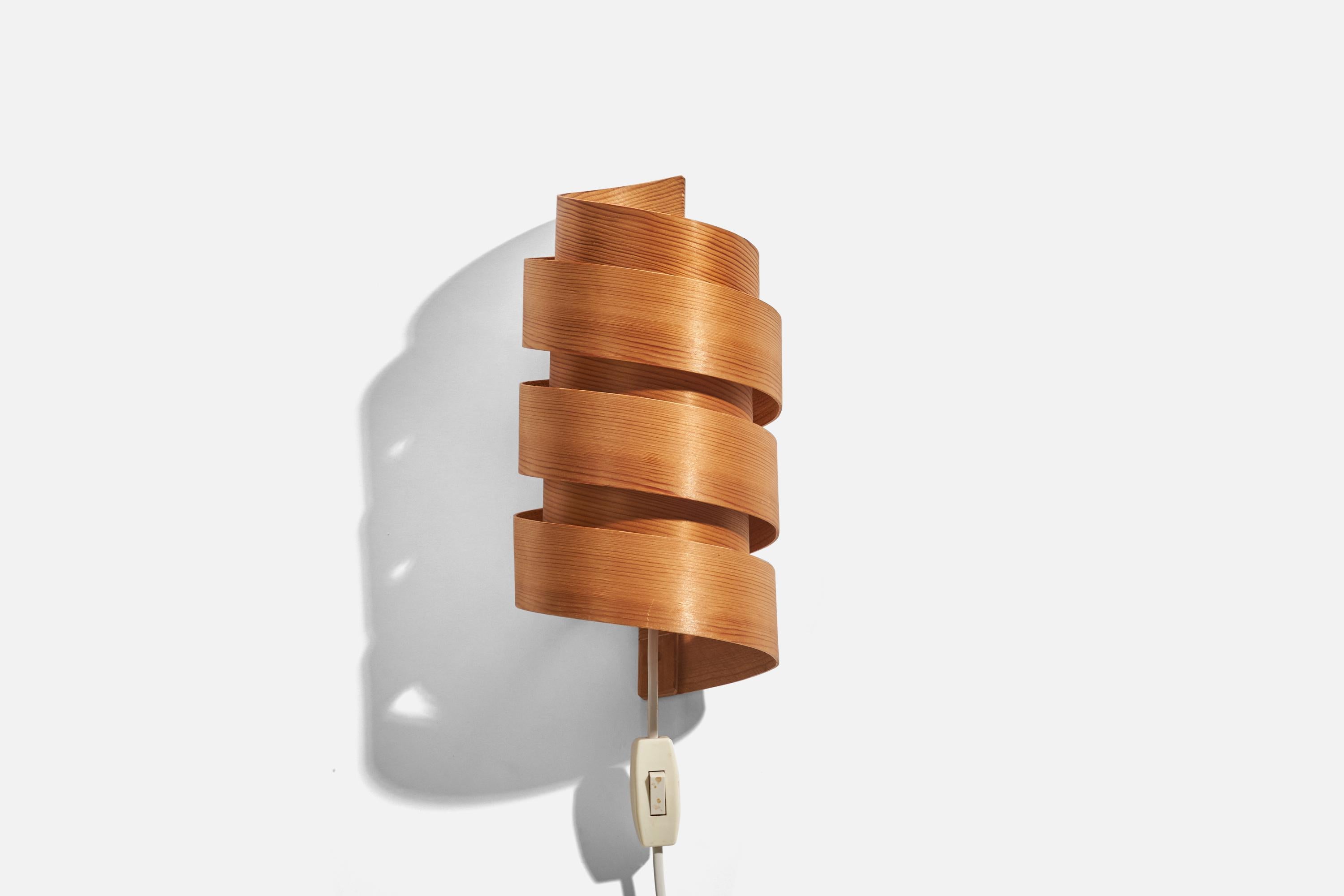 A pine and moulded pine veneer sconce designed and produced in Sweden, 1970s. 

Dimensions of back plate (inches) : 10.87 x 0.78 x 0.36 (height x width x depth)

Socket takes E-14 bulb.

There is no maximum wattage stated on the fixture.