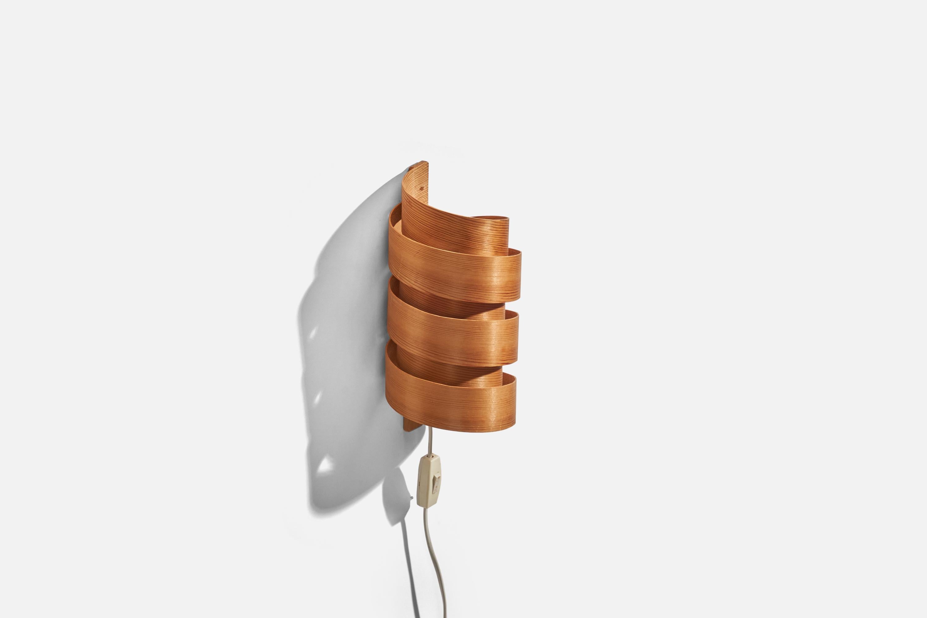 Svedese Lampada di design svedese, pino, impiallacciatura di pino modellata, Svezia, anni '70 in vendita