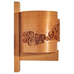 Sconce di design svedese, pino, legno di pino modellato, Svezia, anni '70
