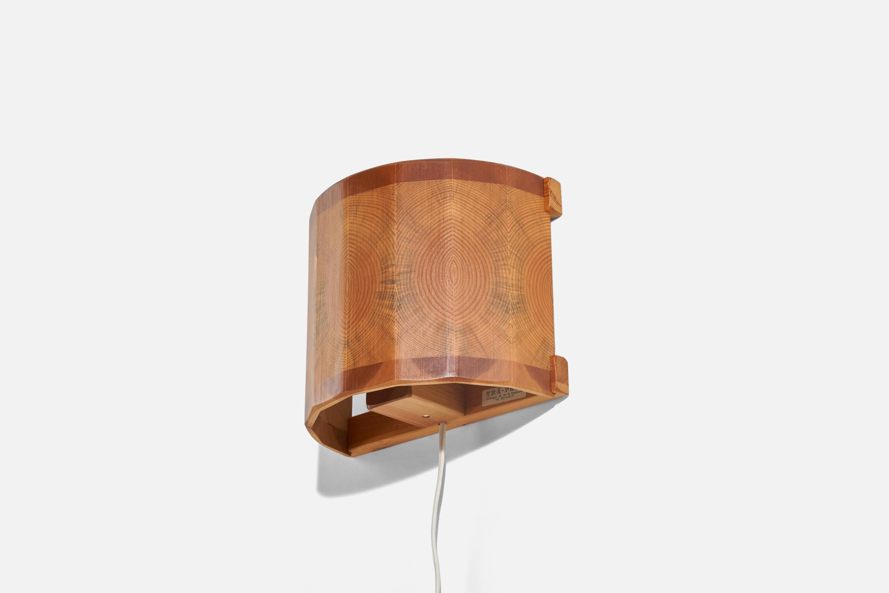 A pine sconce / wall light designed and produced in Sweden, 1970s.

Socket takes E-14 bulb.

There is no maximum wattage stated on the fixture.

Dimensions of Back Plate (inches) : 7.06 x 9.06 x 0.60 (Height x Width x Depth).