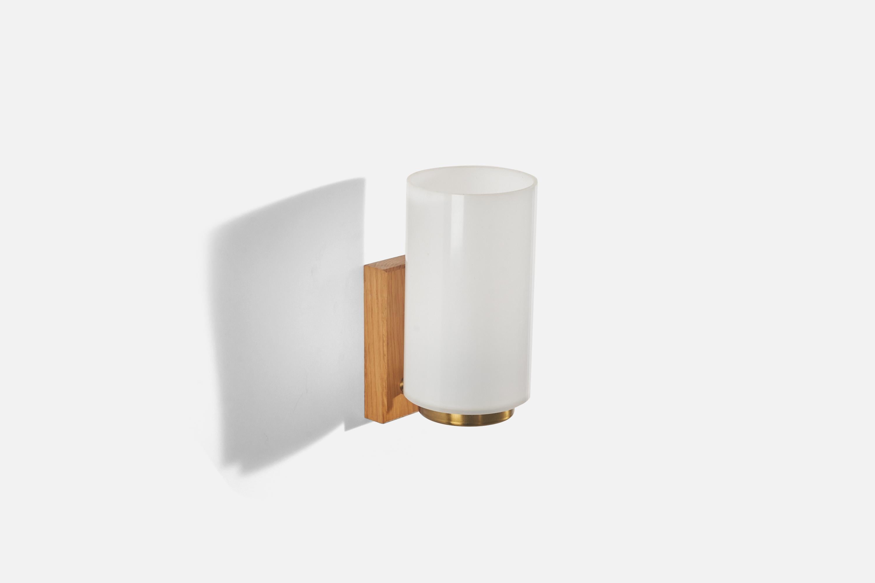 Scandinavo moderno Designer svedese, lampade, ottone, acrilico, Oak, Svezia, anni '50 in vendita