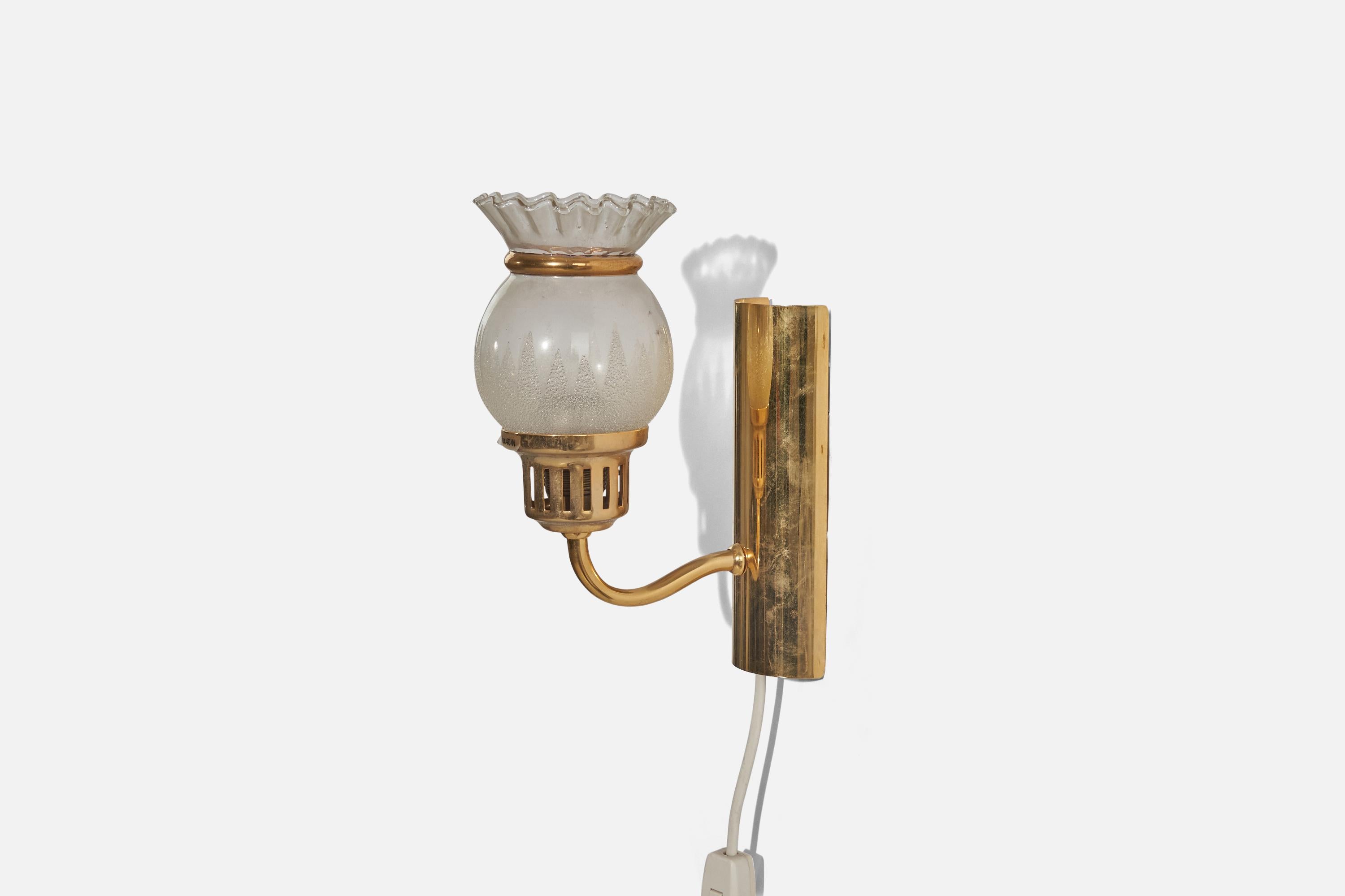 Suédois Créateur suédois, appliques, laiton, verre, Suède, vers 1970 en vente