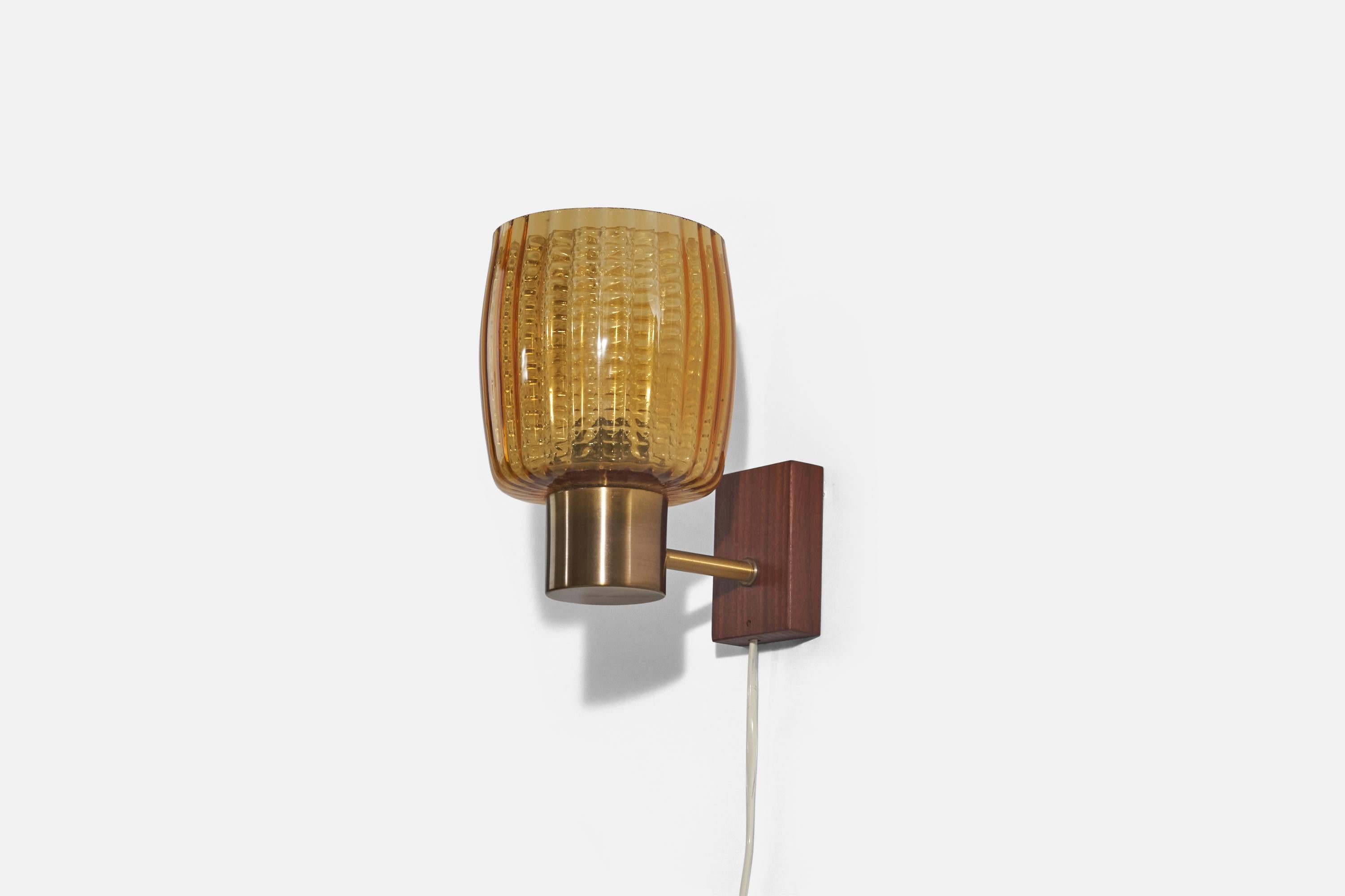 A pair of brass, glass and teak sconces/ wall lights designed and produced in Sweden, c. 1950s. 

Dimensions of back plate (inches) : 3.22 x 2.22 x 0.85 (Height x Width x Depth).

Socket takes standard E-26 medium base bulb.
There is no maximum
