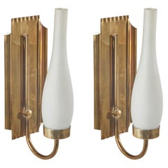 Schwedischer Designer, Wandleuchter, Messing, Milchglas, Schweden, ca. 1960er Jahre