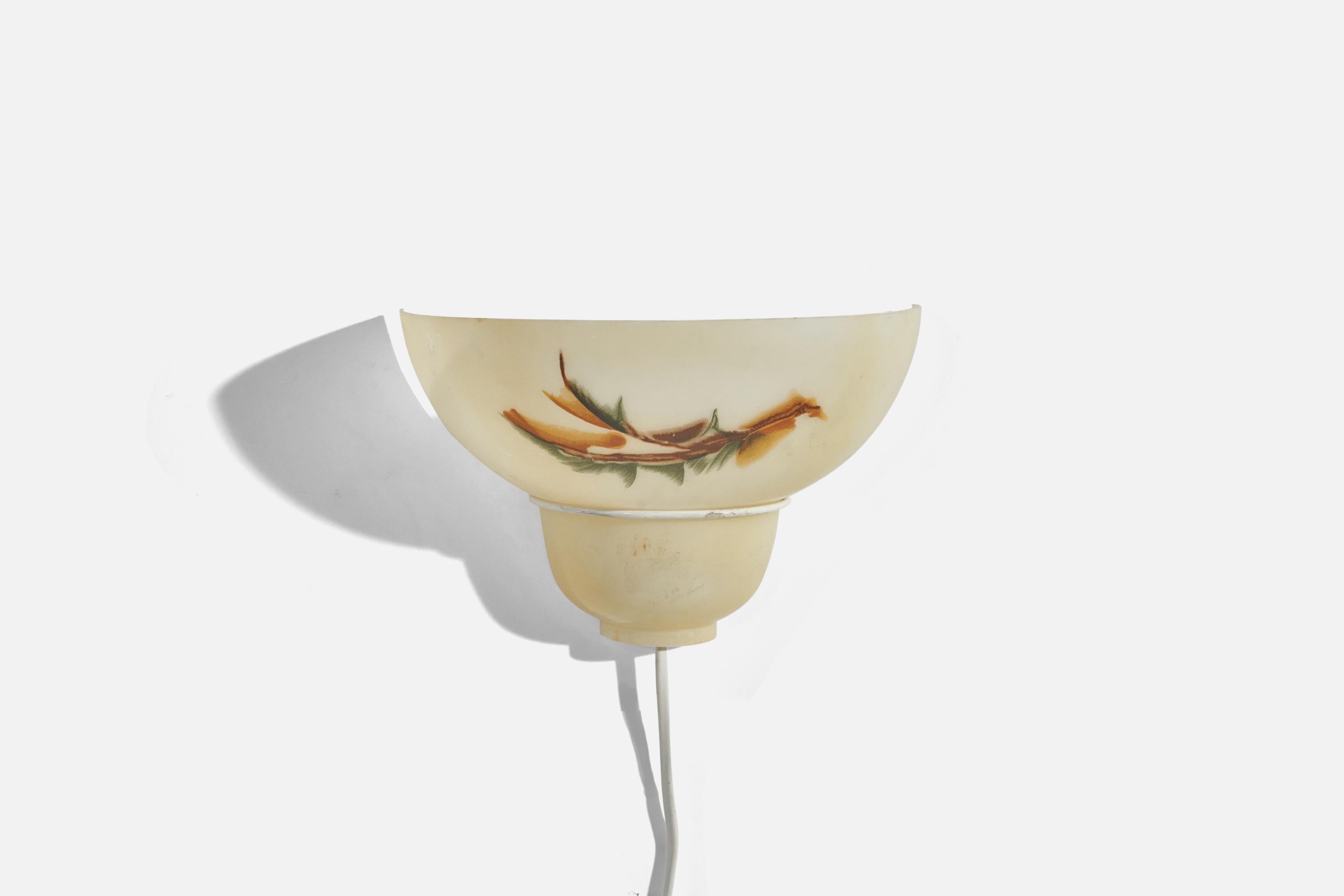 Paire d'appliques murales en verre et en métal laqué blanc, conçues et produites en Suède, vers les années 1960. 

La douille accepte les ampoules E-14.

Il n'y a pas de puissance maximale indiquée sur le luminaire.

Dimensions de la plaque arrière