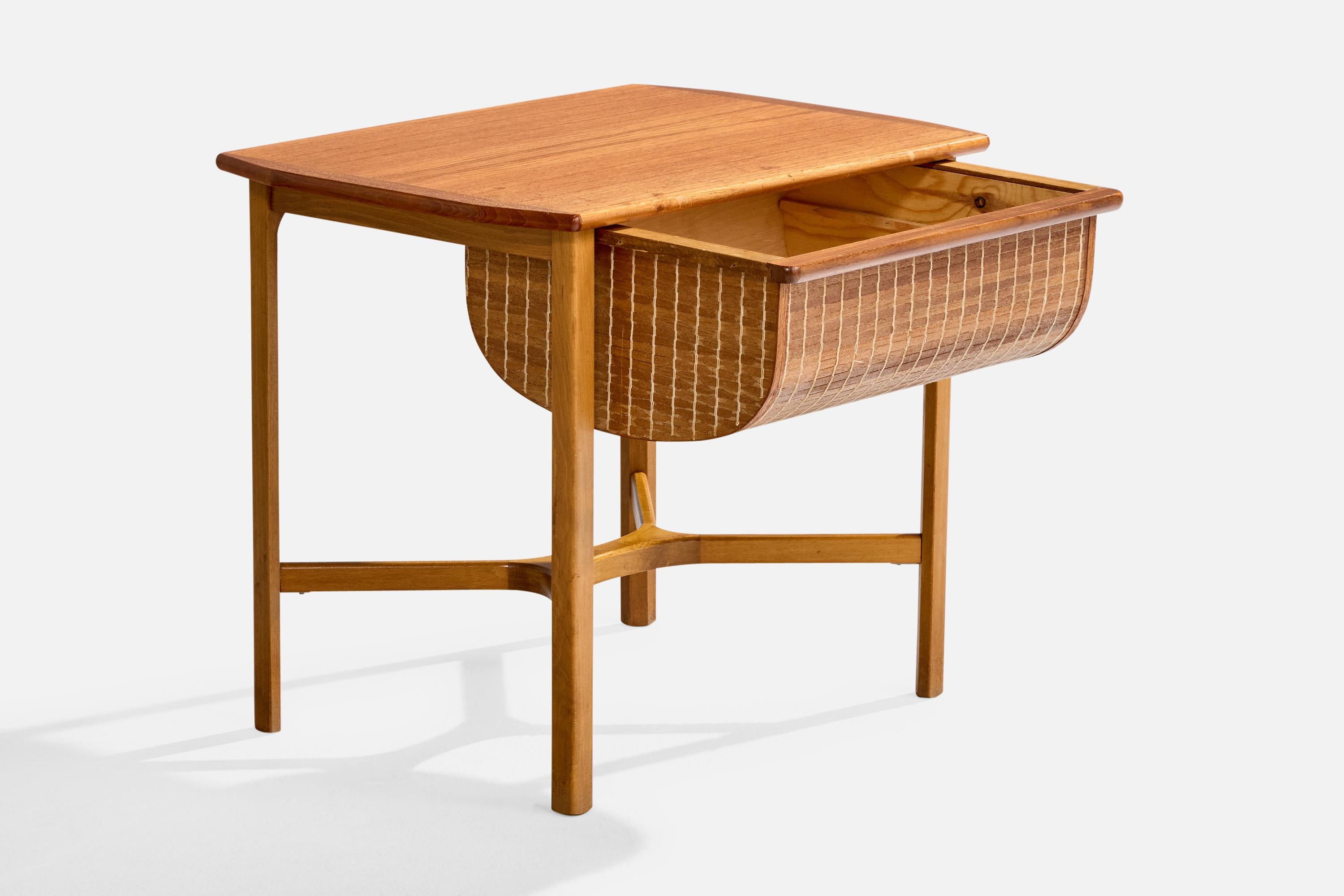 Schwedischer Designer, Nähtisch, Teakholz, Schilf, Schweden, 1950er Jahre (Moderne der Mitte des Jahrhunderts) im Angebot