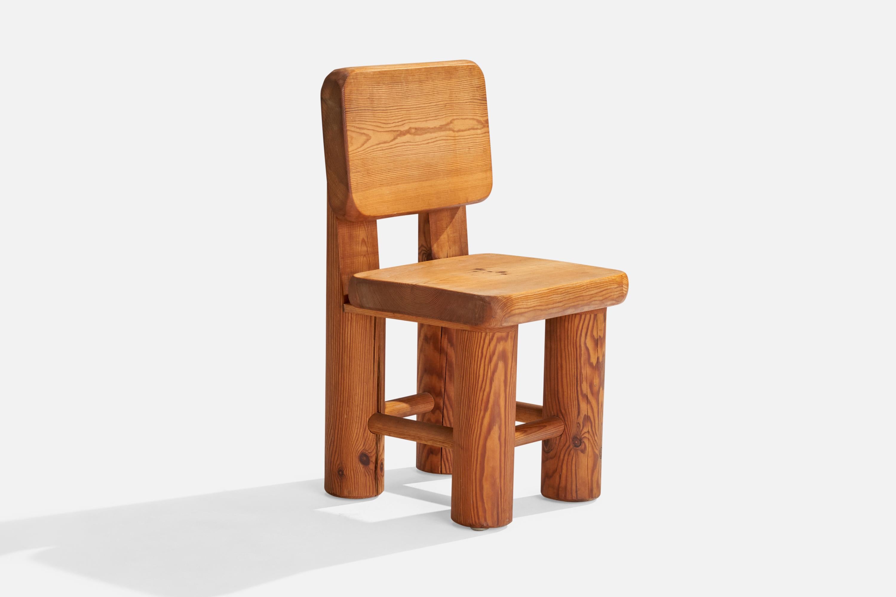 Chaise d'appoint en pin conçue et fabriquée en Suède, c. années 1950.
Avec des fissures sèches stables.

Hauteur du siège : 18.75
