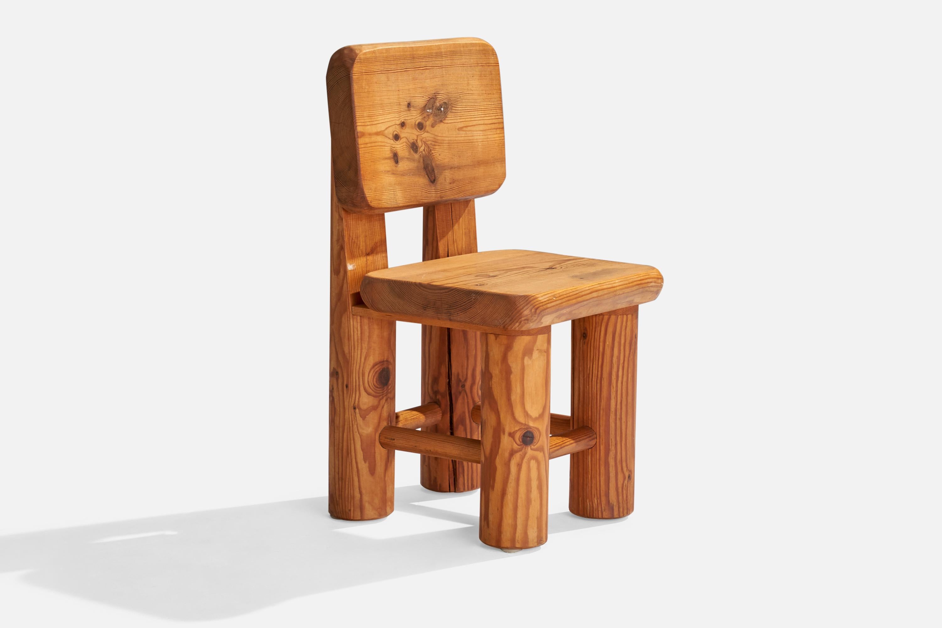Chaise d'appoint en pin conçue et fabriquée en Suède, c. années 1950.

Hauteur du siège : 18.25