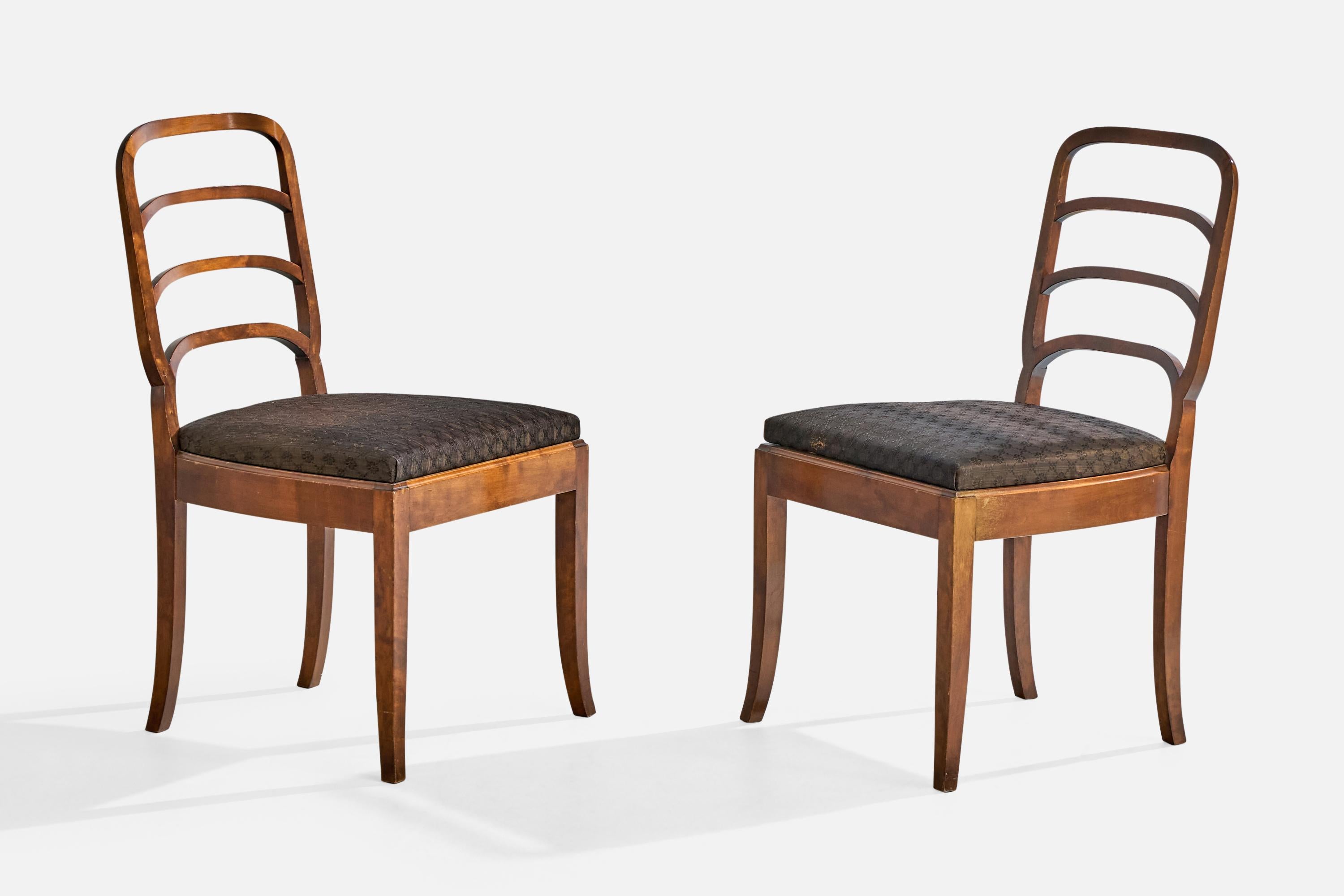 Coppia di poltroncine in betulla colorata e tessuto, probabilmente progettate e prodotte in Svezia, anni '20 circa.

L'usura del legno è coerente con l'età e l'uso.

Tessuto vintage in buone condizioni

Dimensioni complessive (pollici): 34.25 