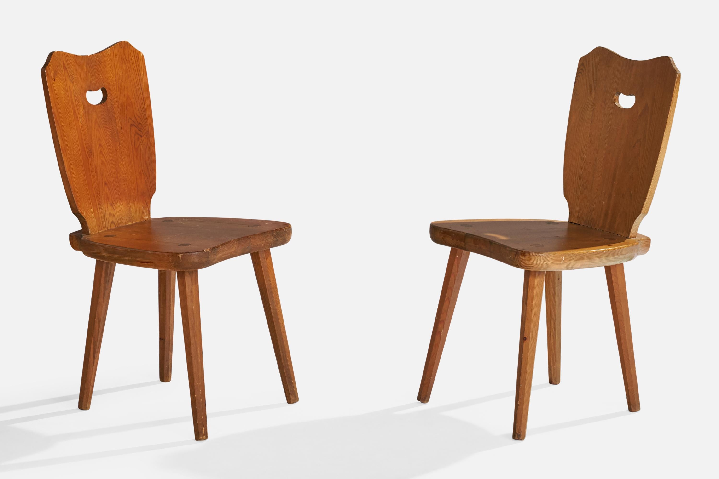 Pareja de sillas auxiliares de pino diseñadas y fabricadas en Suecia, c. 1950.

Dimensiones: 33